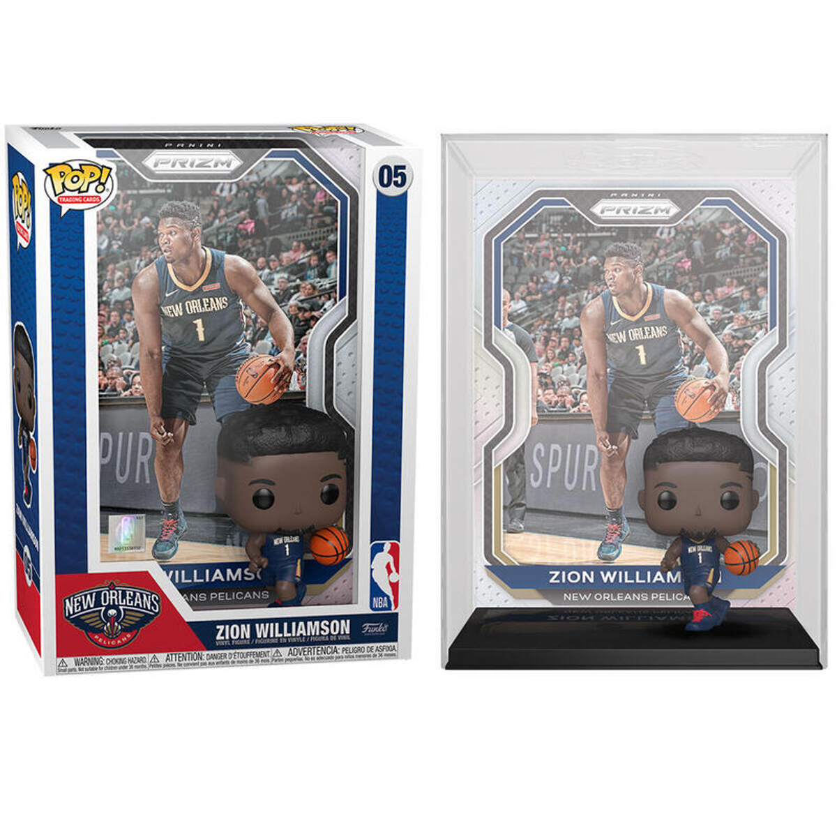 Zwei Spielfiguren von Zion Williamson in einer Vitrine. Eine in einer Box, die andere in einer Plastikhülle.