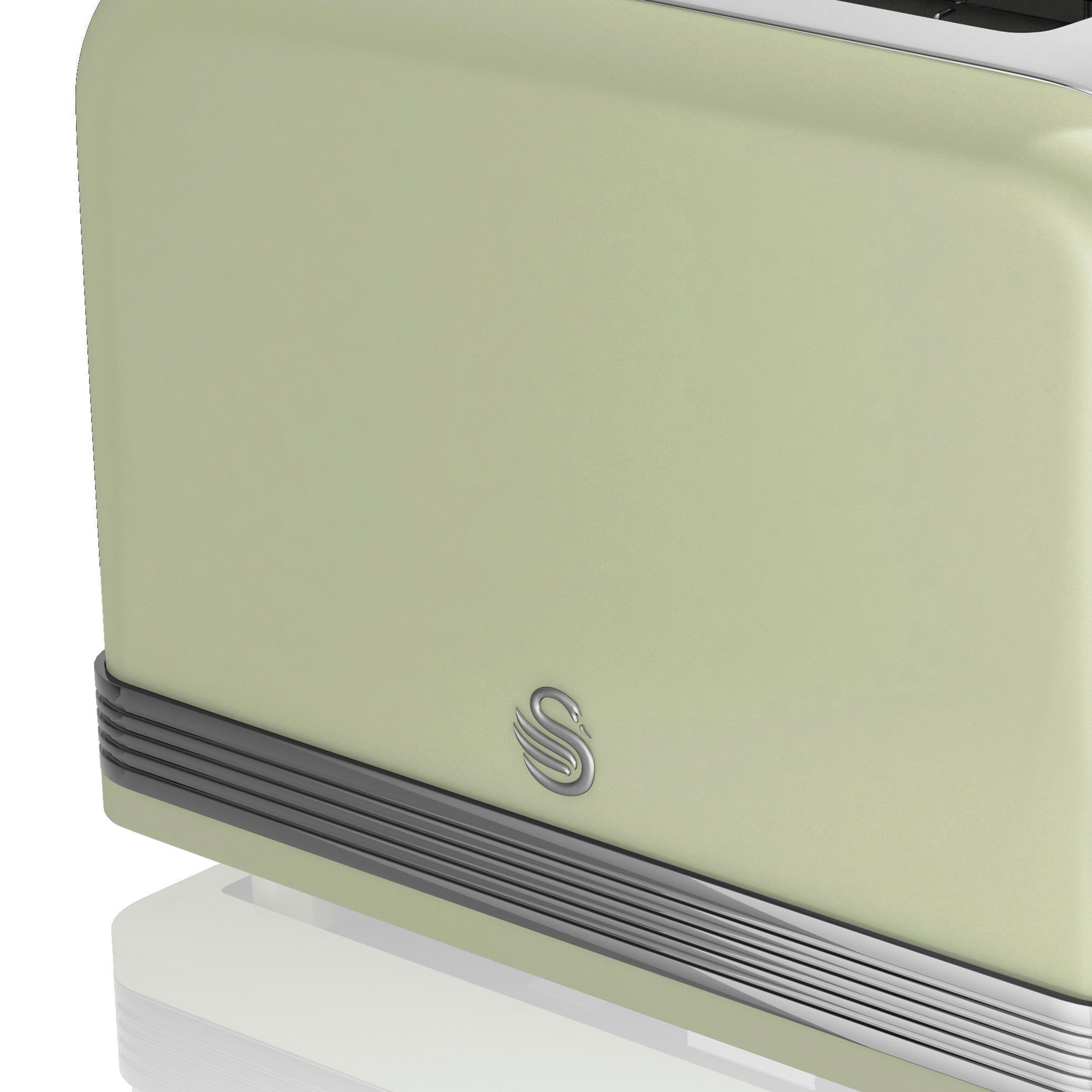 Nahaufnahme eines salbeigrünen Toasters mit silbernem Logo auf weißer Oberfläche, weißer Hintergrund.