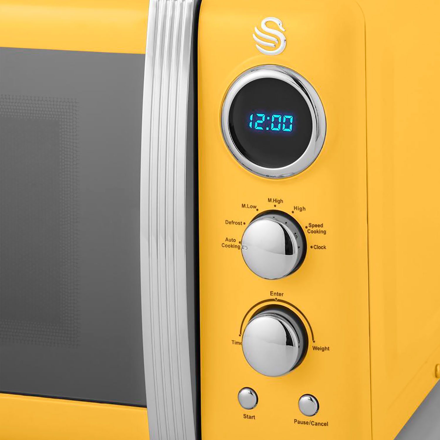 Panel de control de microondas amarillo, reloj digital muestra la hora. Perillas y botones para operar.