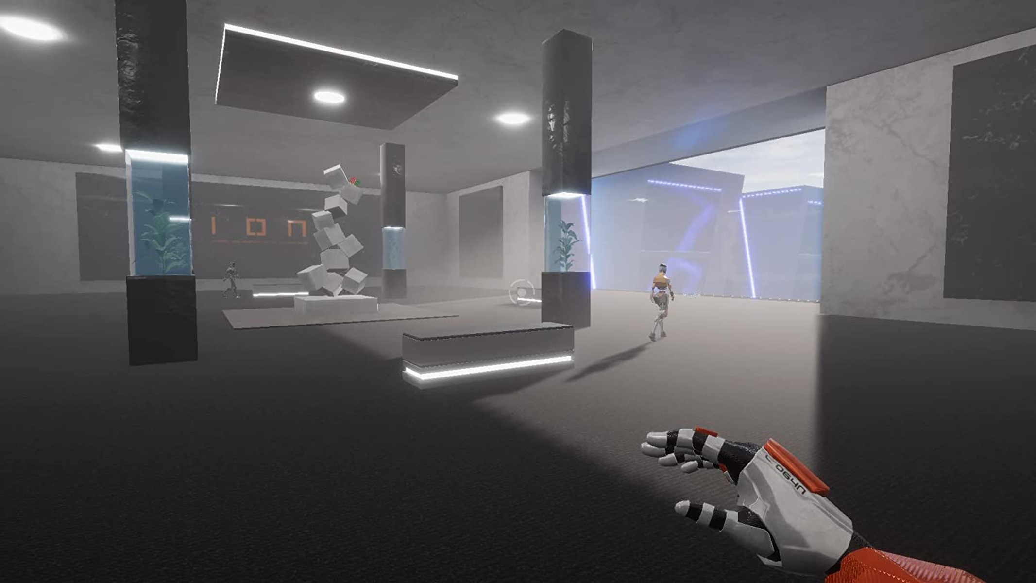 Un interior futurista con personas y esculturas. Una mano con un guante robótico rojo y blanco en primer plano.
