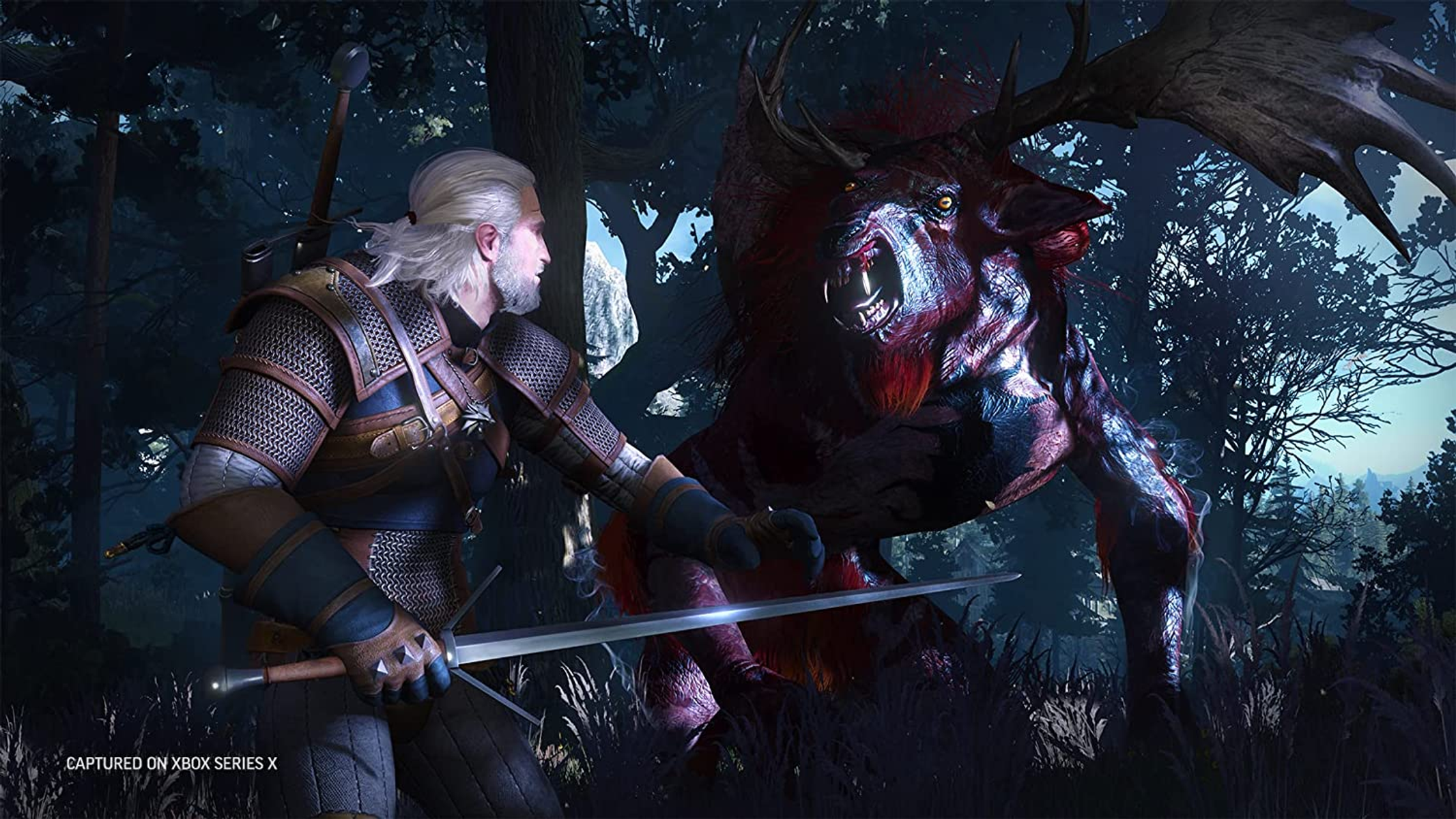 Geralt en un bosque, luchando contra un monstruo con una espada. Escena del juego The Witcher.