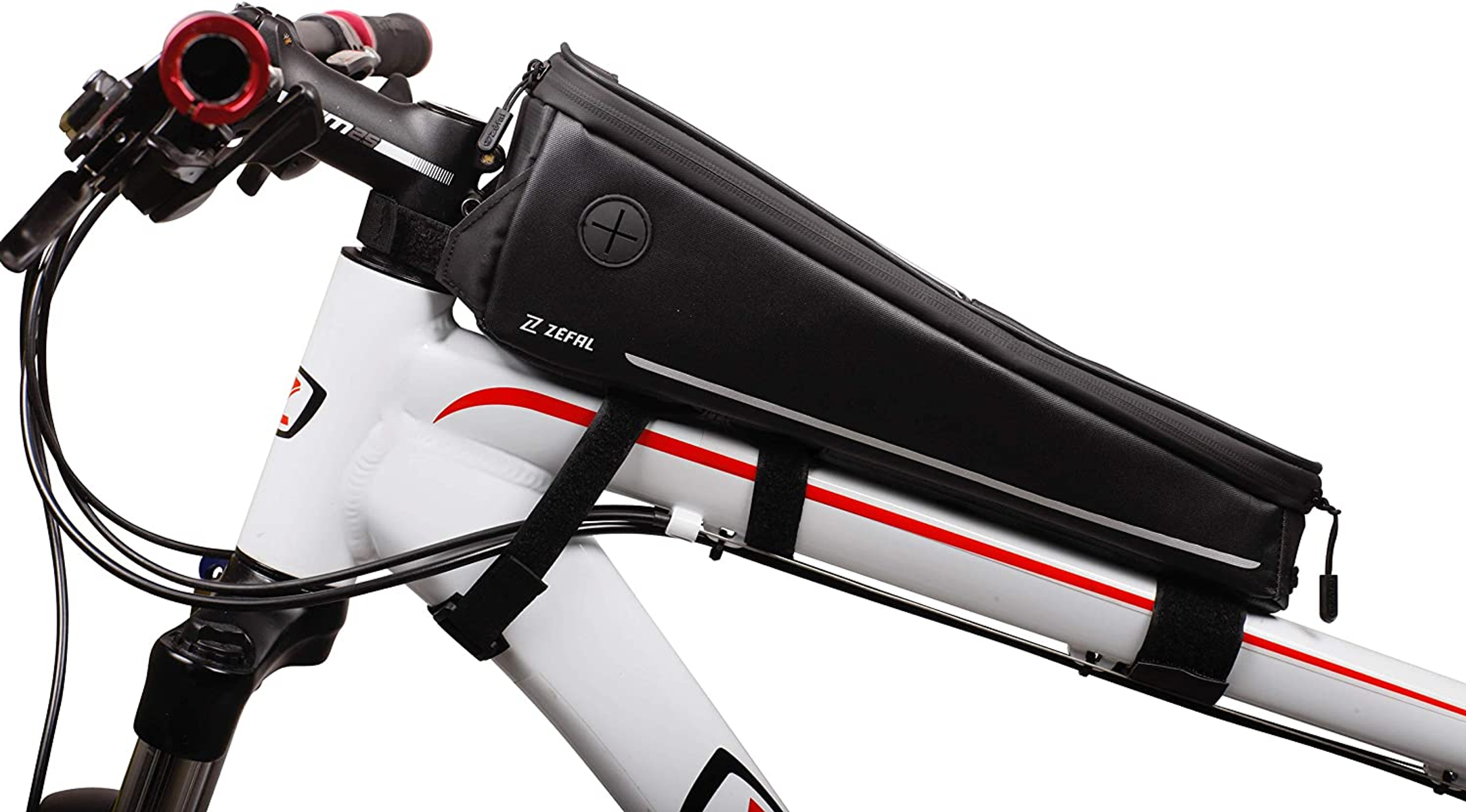 Eine schwarze Zefal-Fahrradtasche, montiert auf einem weißen Fahrradrahmen mit roten Streifen.
