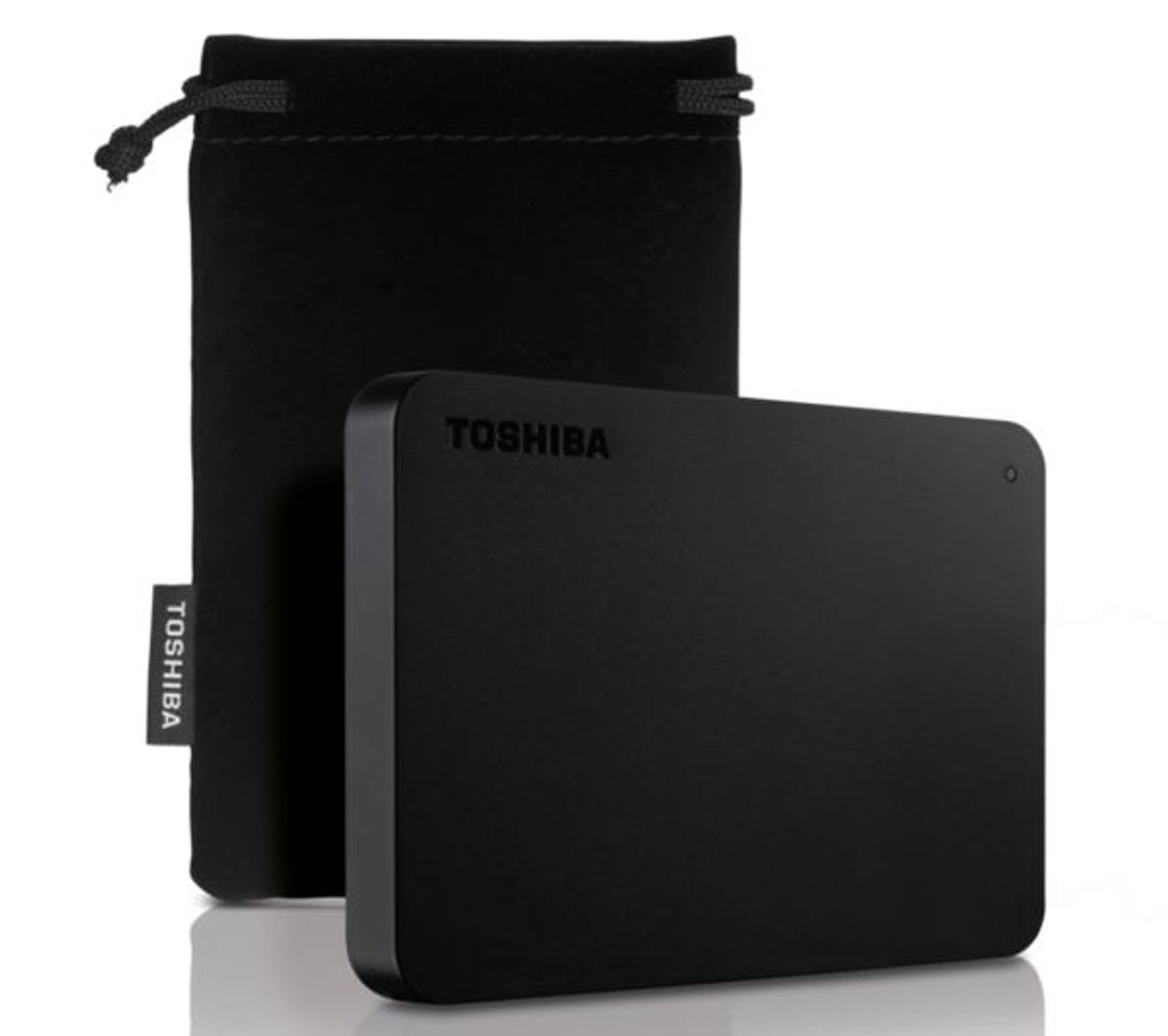 Un disco rigido esterno Toshiba nero con un sacchetto nero con coulisse.