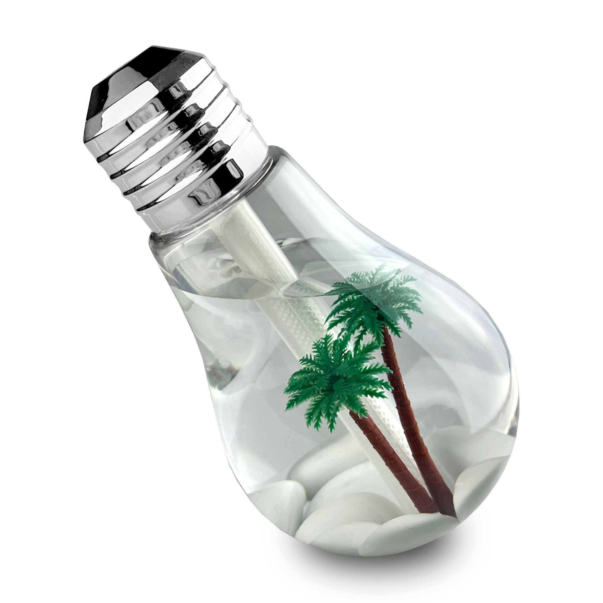 Una bombilla con una escena de playa en miniatura dentro: dos palmeras sobre guijarros blancos, en agua.