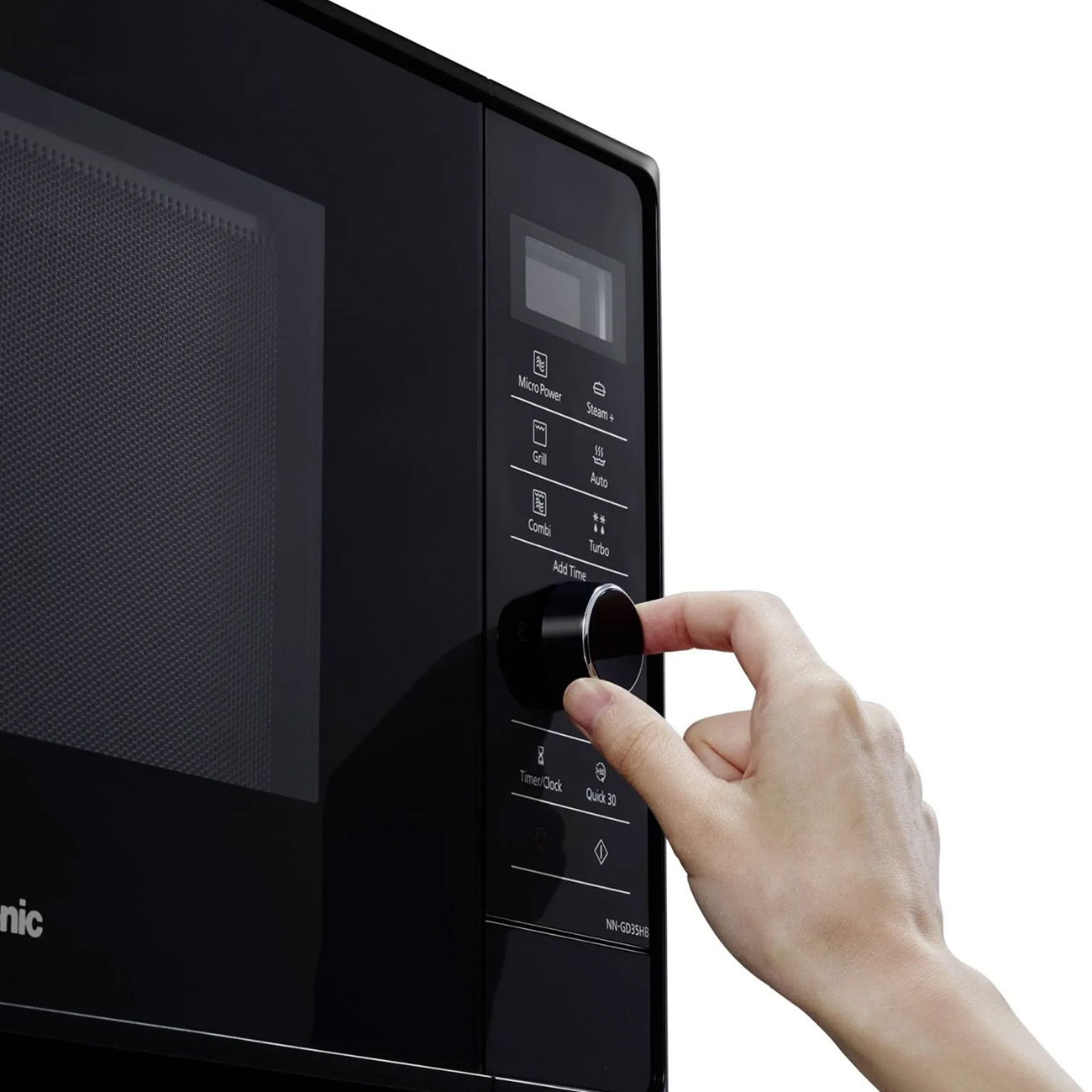 Czarna kuchenka mikrofalowa z ręką obracającą pokrętło na przednim panelu.