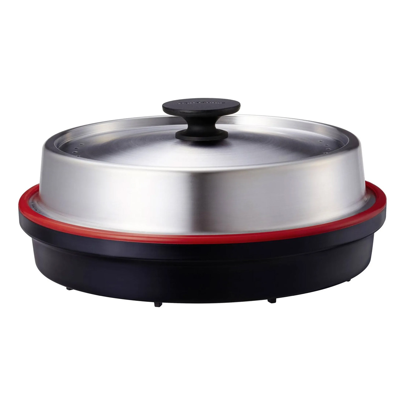 Garnek do gotowania na parze ze stali nierdzewnej z czarną podstawą i pokrywą oraz czerwonym pierścieniem. Pokrywa ma czarny uchwyt.