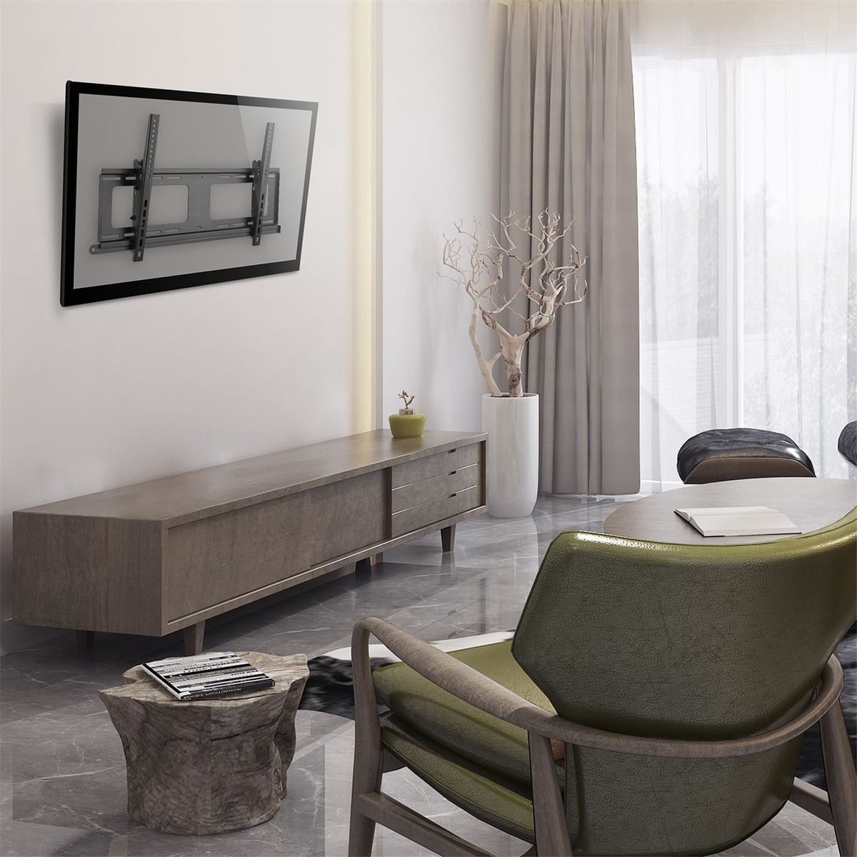 Une télévision fixée au mur. Une table en bois et une chaise devant.