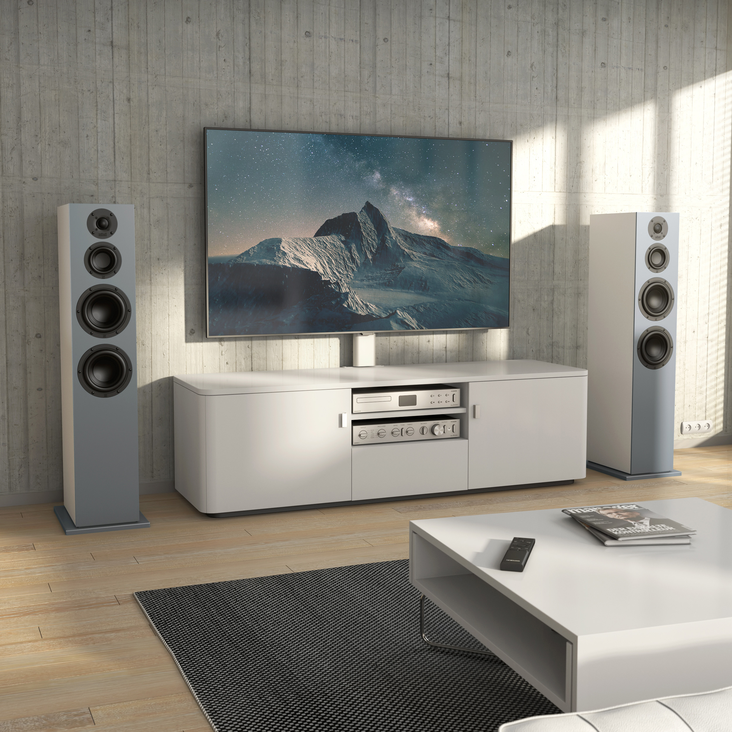 Wohnzimmer-Setup mit TV, Lautsprechern und weißen Möbeln vor einer Betonwand. Enthält einen Teppich und Couchtisch.