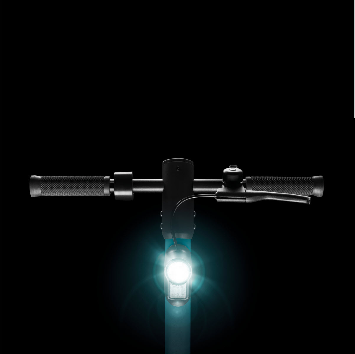 Ein schwarzer E-Scooter-Lenker mit einem hellen weißen Scheinwerfer, der im Dunkeln leuchtet.
