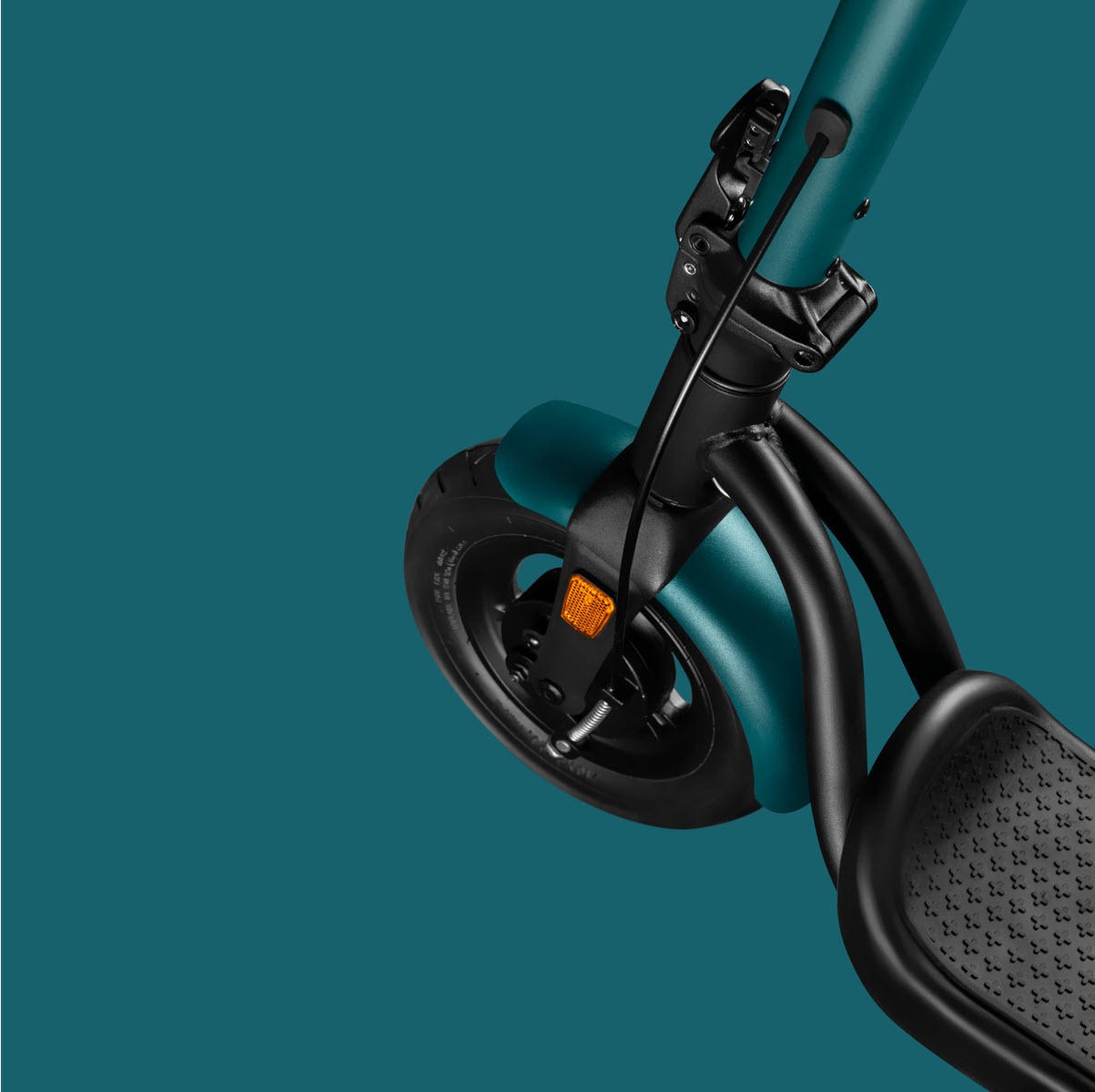 Nahaufnahme des Vorderrads und des Schutzblechs eines türkisfarbenen E-Scooters vor einem türkisfarbenen Hintergrund.