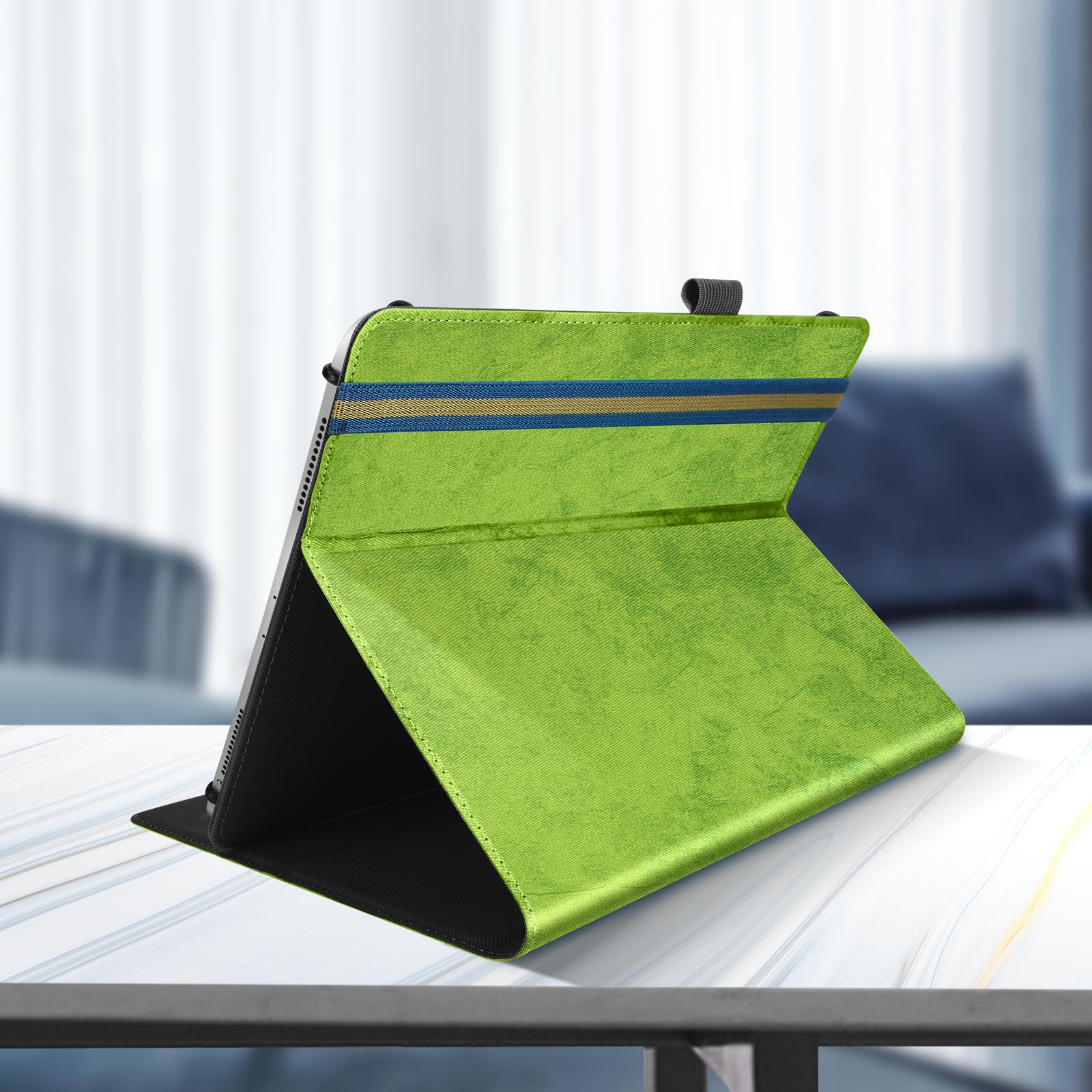 Una custodia per tablet verde, aperta su un tavolo. L'interno ha un tessuto verde con strisce blu e oro.