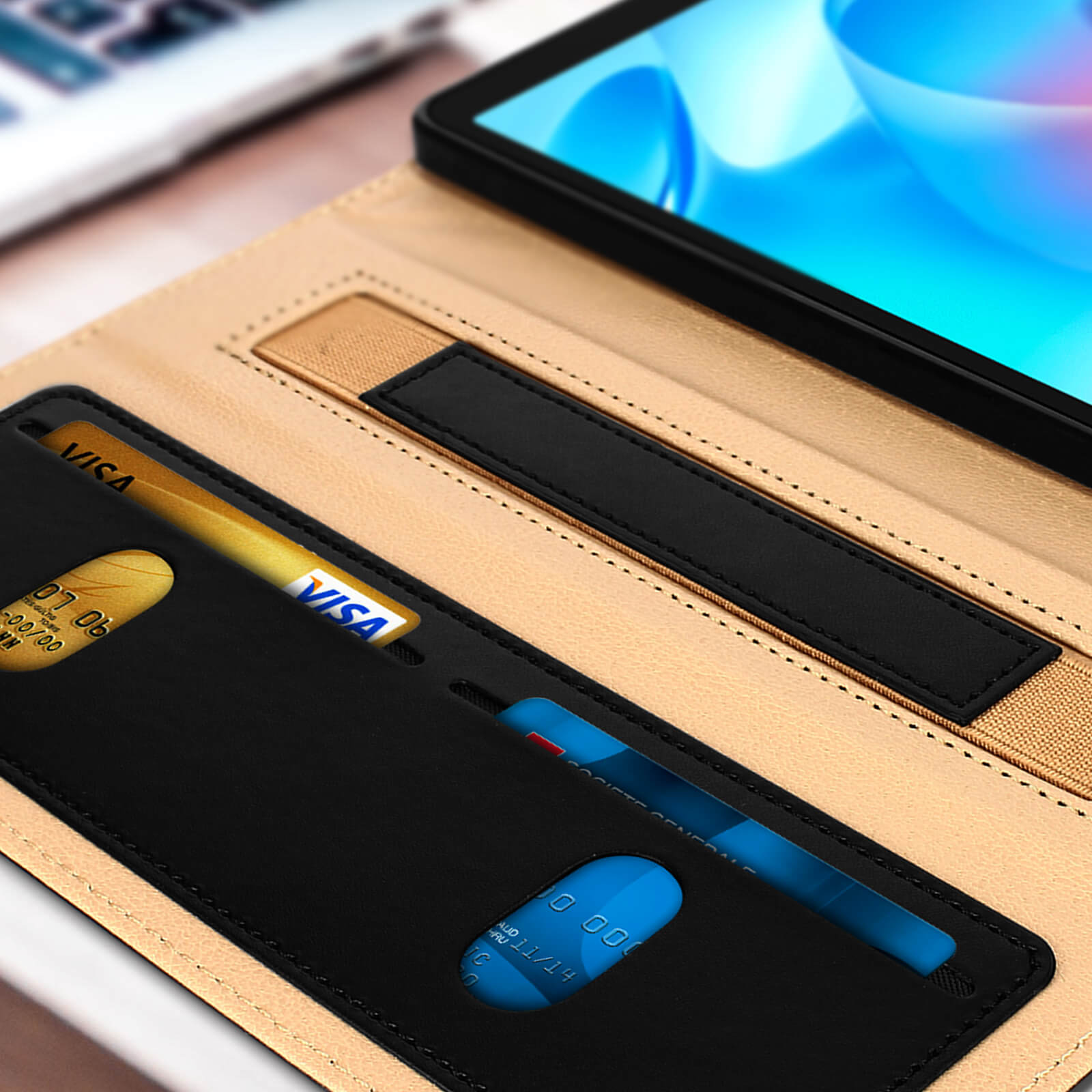 Primo piano di una custodia nera con carte nelle fessure. Sono visibili due carte Visa e una carta blu.