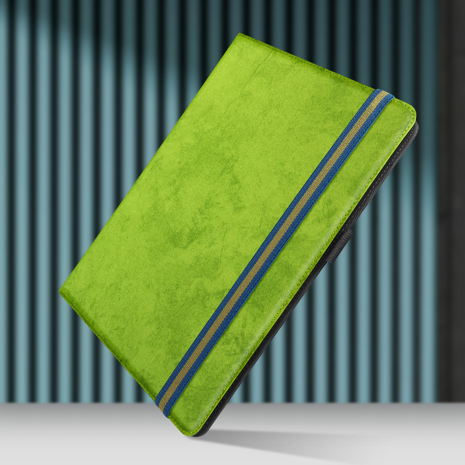 Custodia verde per tablet con striscia blu e beige, su superficie bianca con sfondo blu strutturato.