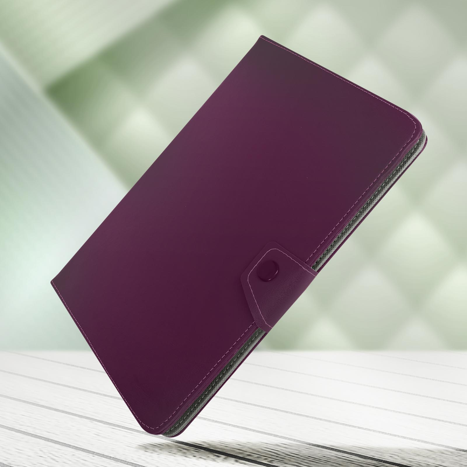 Una custodia per tablet viola, vista angolata, su una superficie di legno bianco, con uno sfondo sfocato.