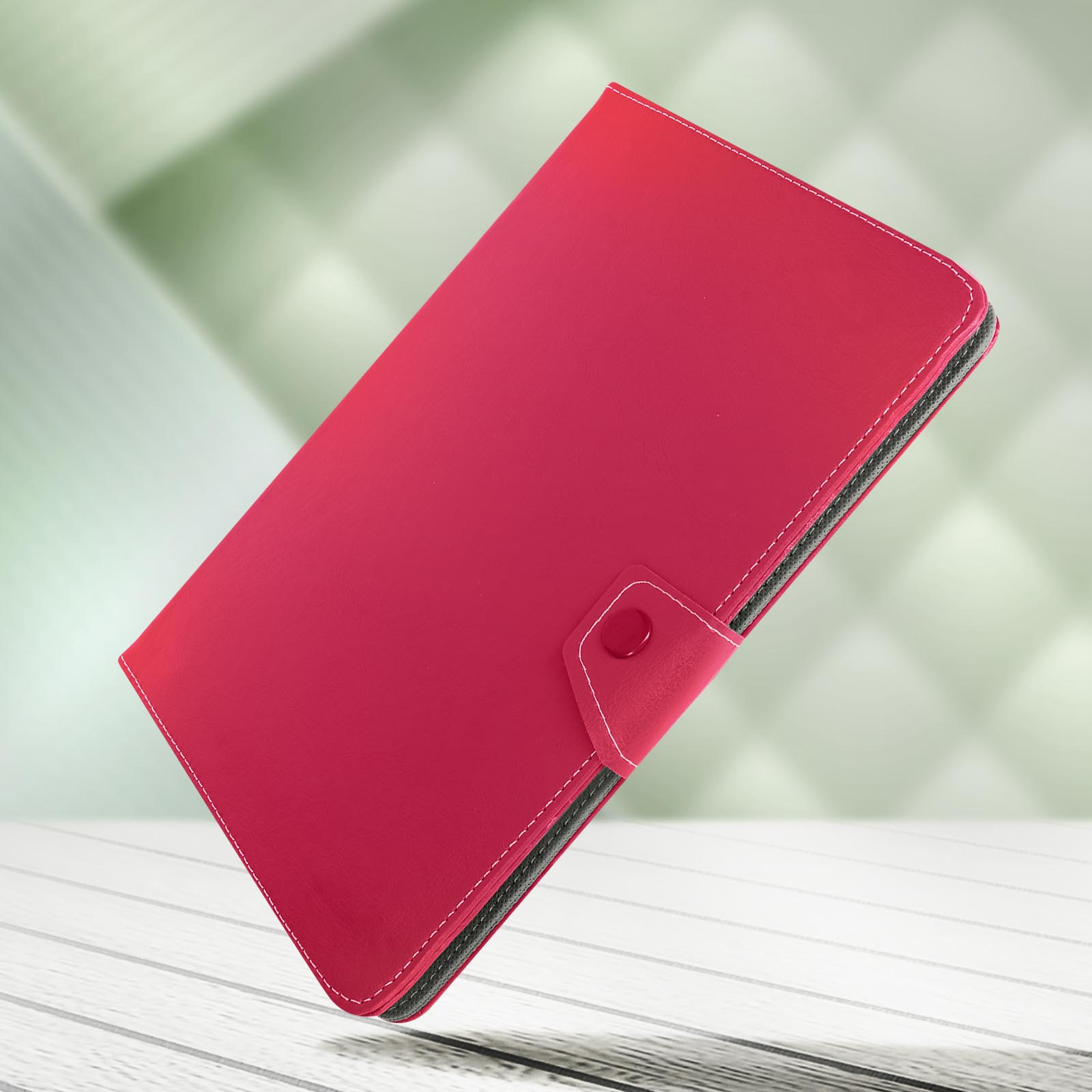 Una custodia per tablet rosa acceso con chiusura a bottone e cuciture bianche.