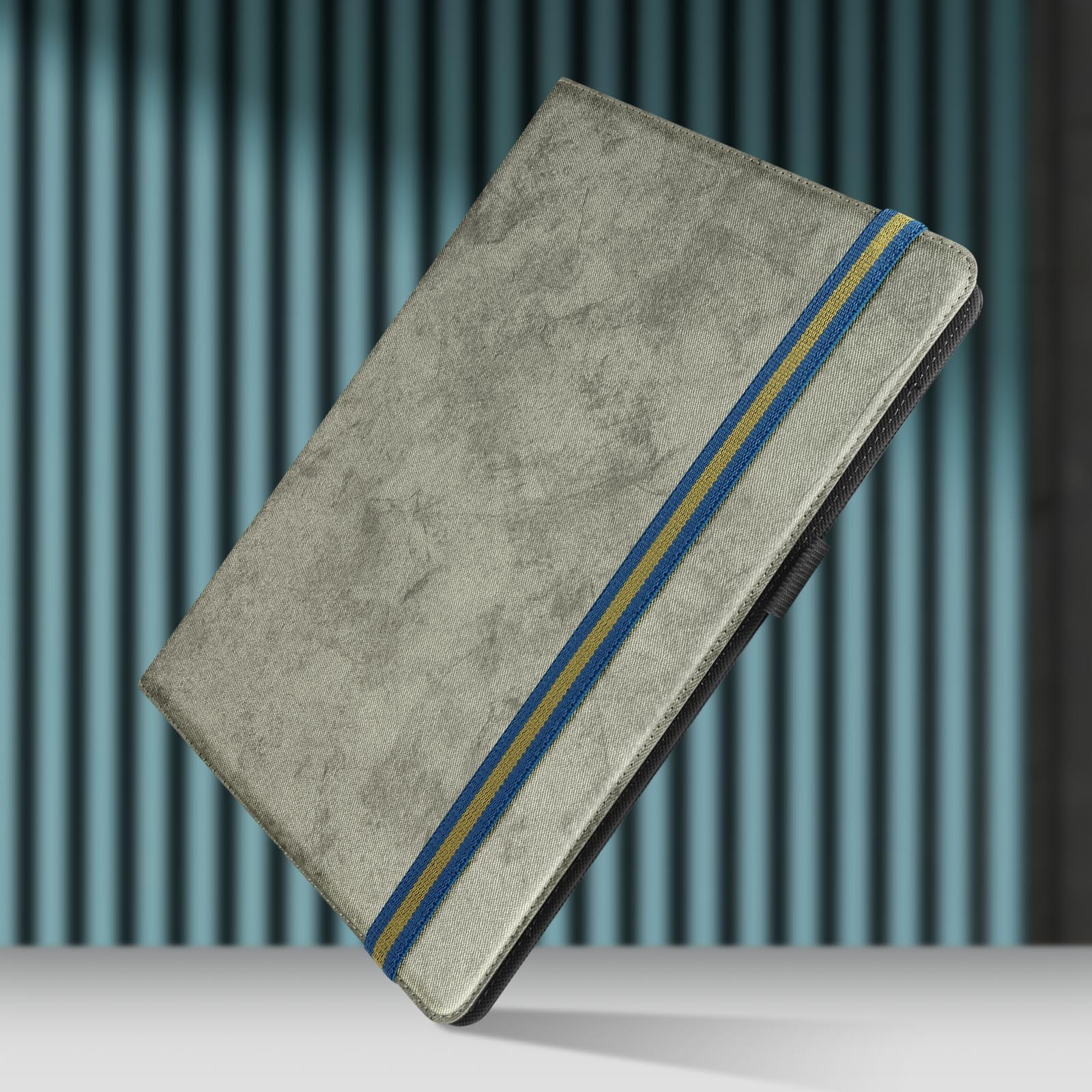 Custodia grigia per tablet con strisce blu e gialle su superficie bianca con sfondo turchese.