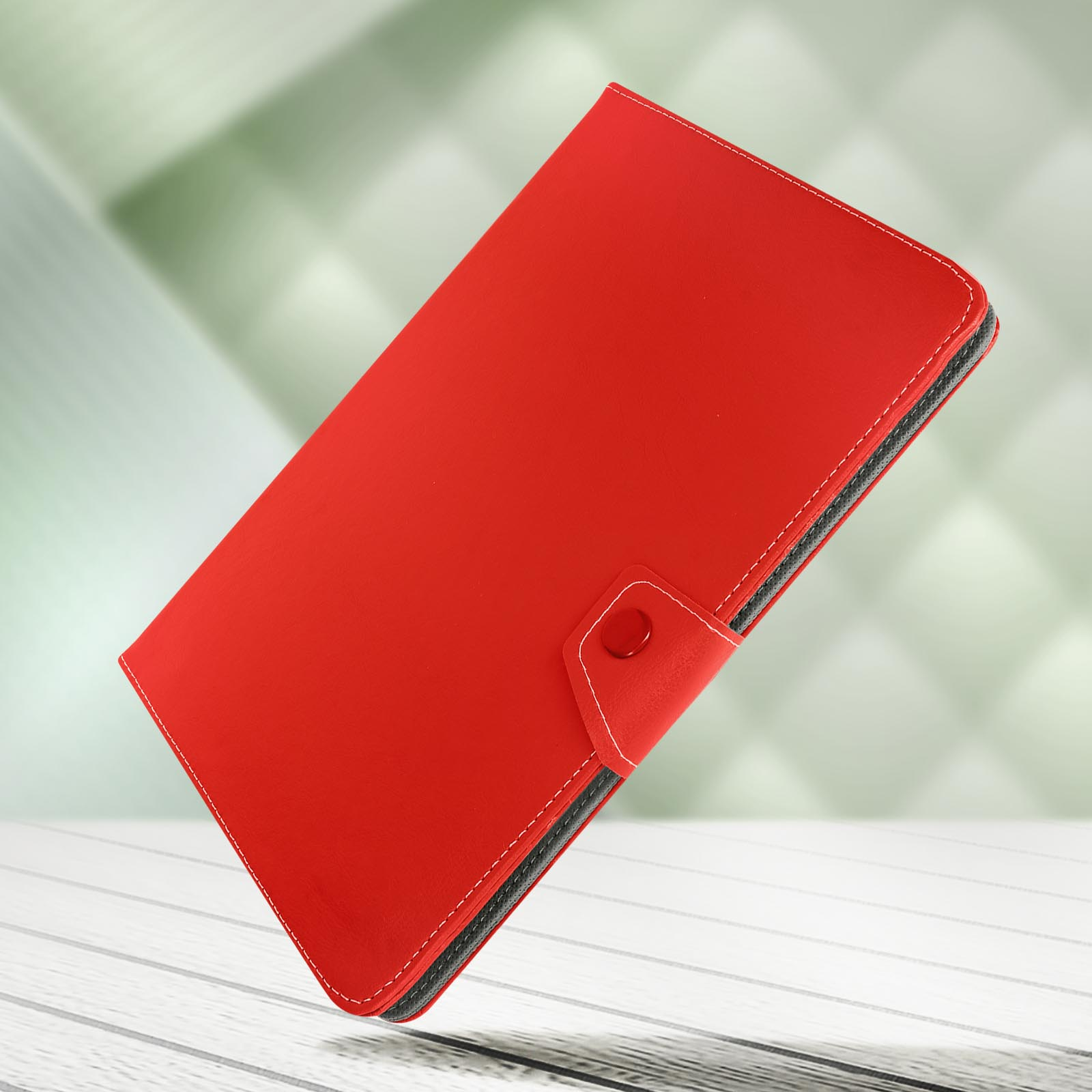 Custodia per telefono rossa. Dettagli di bottone e cuciture visibili. La custodia è leggermente inclinata.