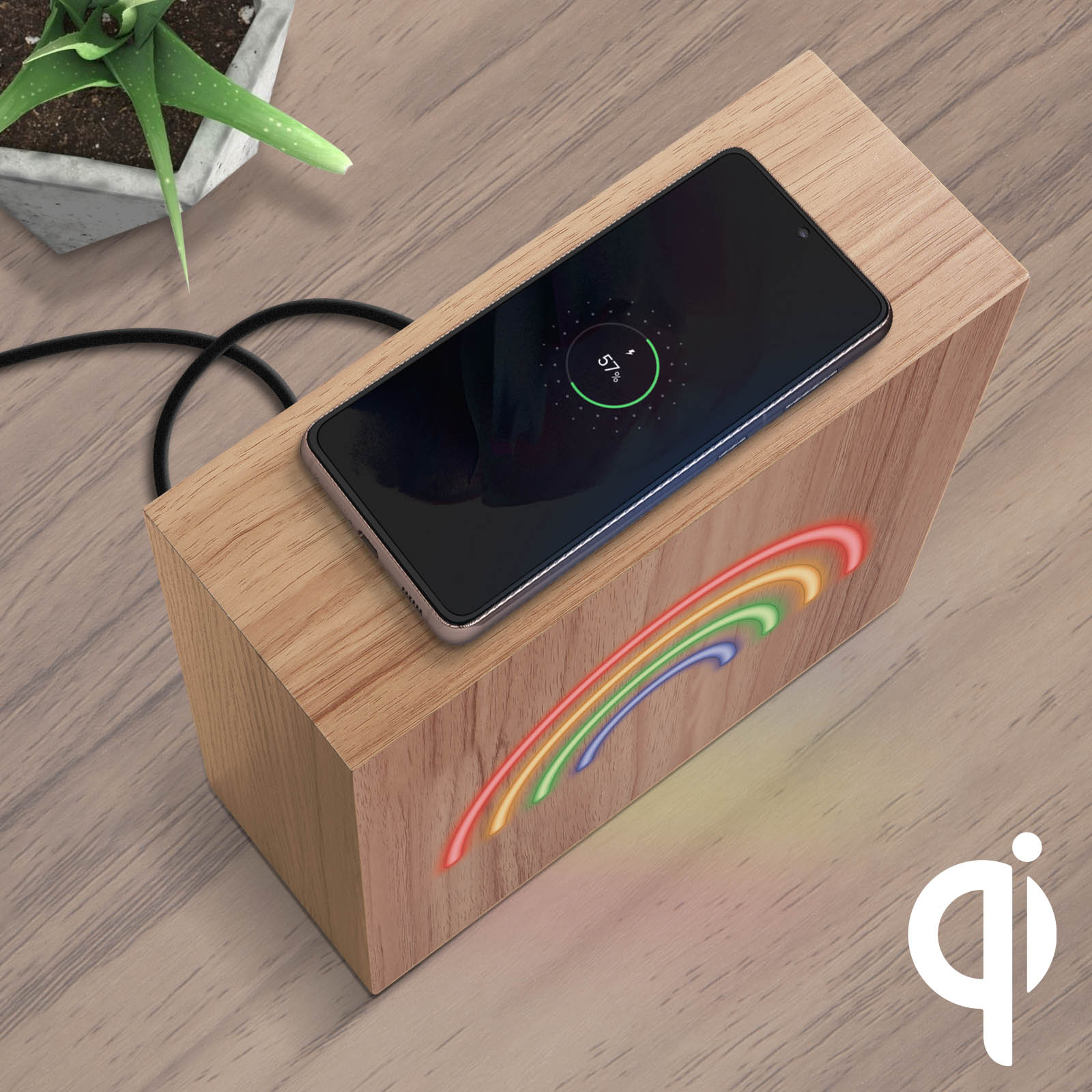 Een houten oplaadstandaard met een telefoon en een regenbooglichteffect.
