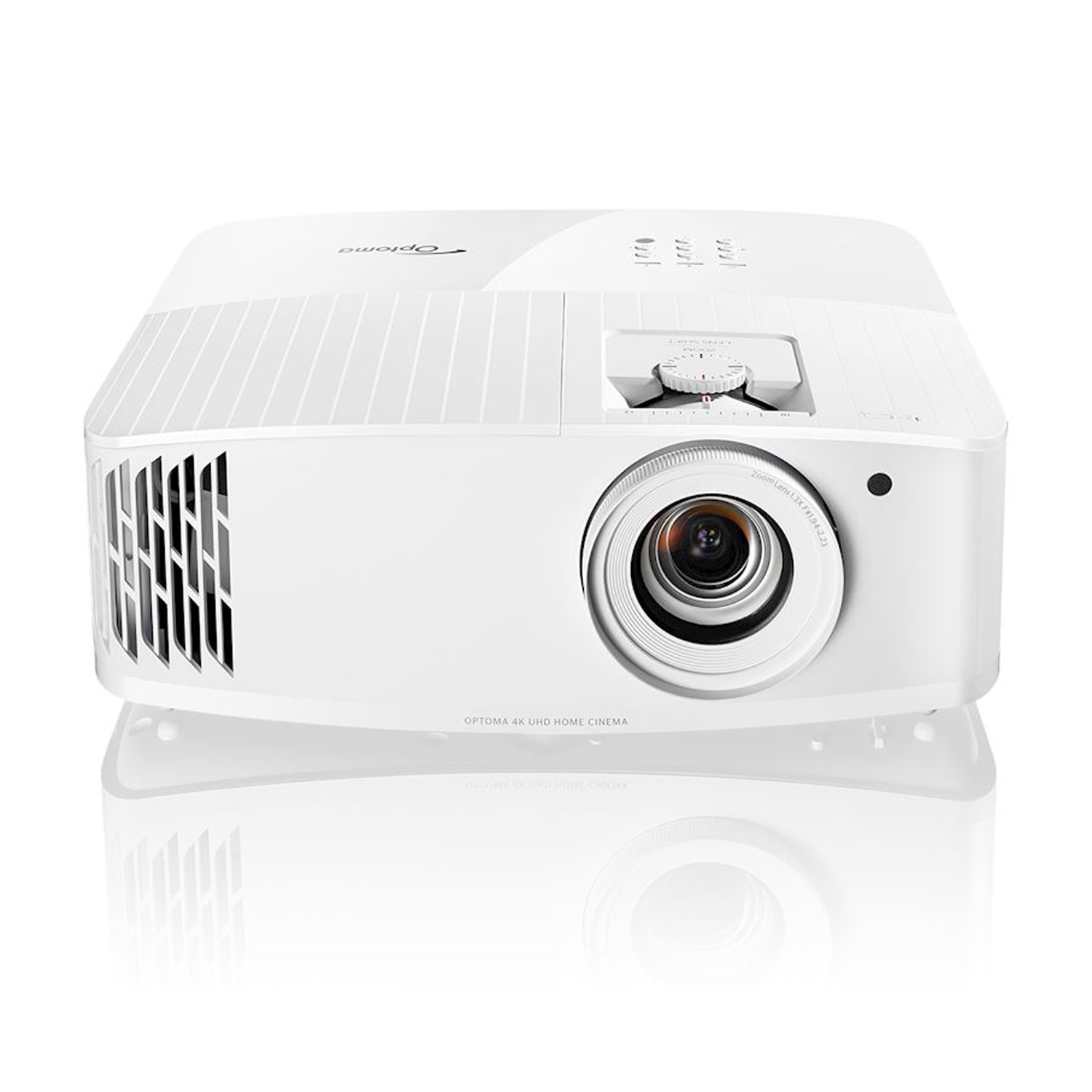 Proyector blanco en ángulo con lente enfocada. Sobre una superficie blanca con reflejos.