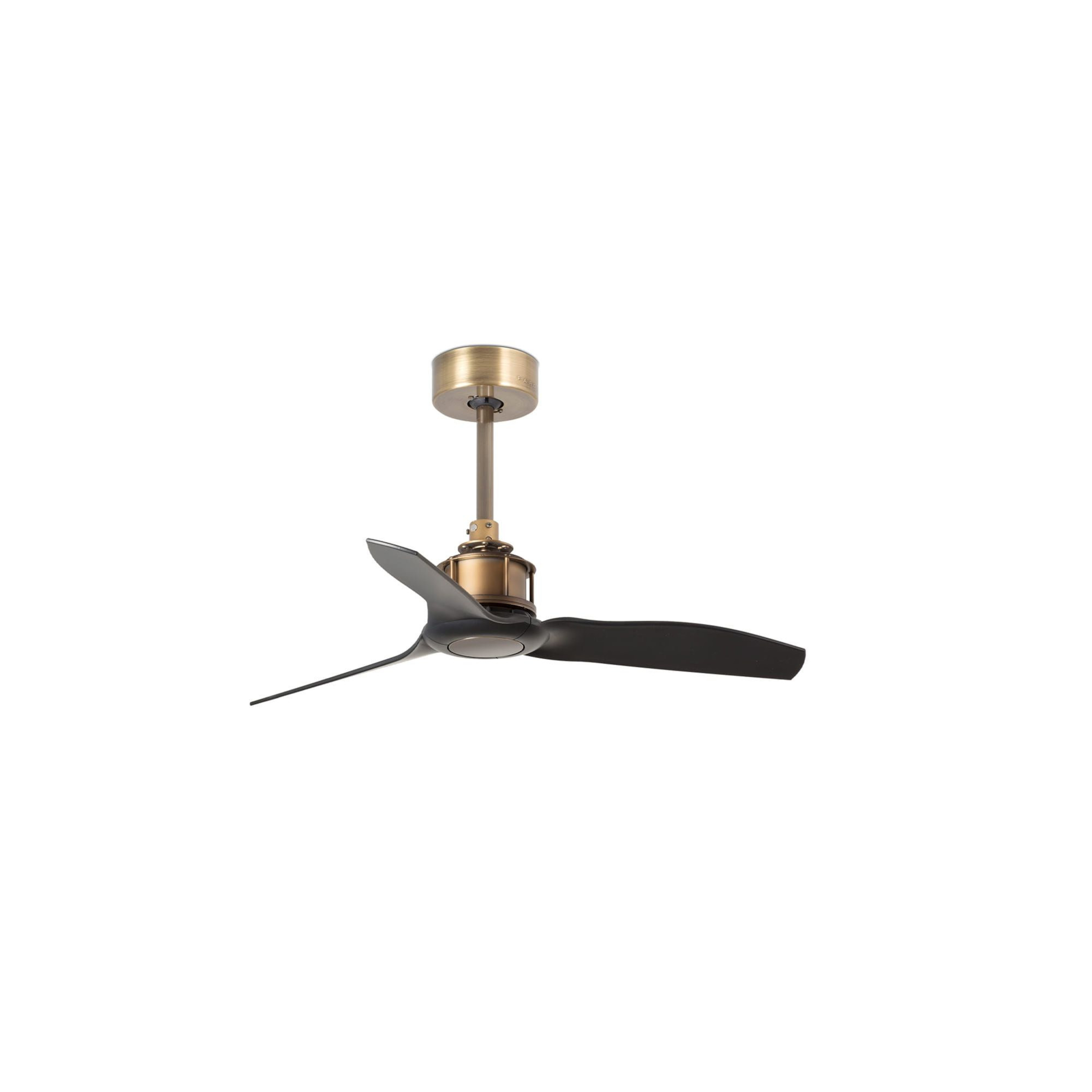 Deckenventilator mit drei schwarzen Flügeln und einem goldenen Motorgehäuse. Der Hintergrund ist weiß.