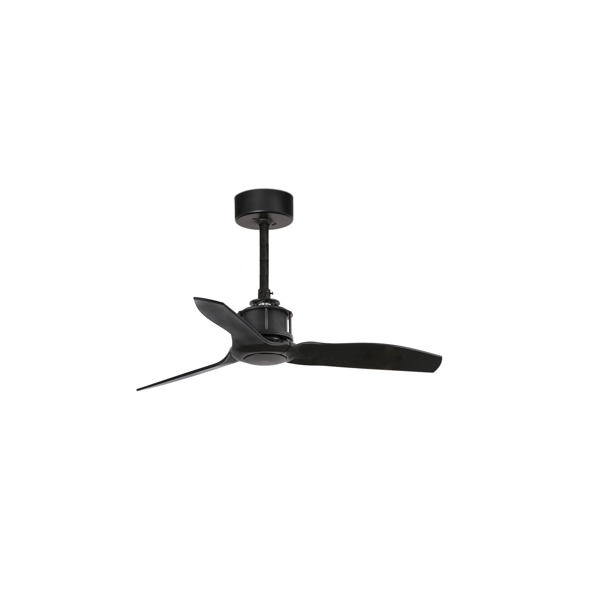 Schwarzer Deckenventilator mit drei Flügeln, hängt von einer weißen Decke.