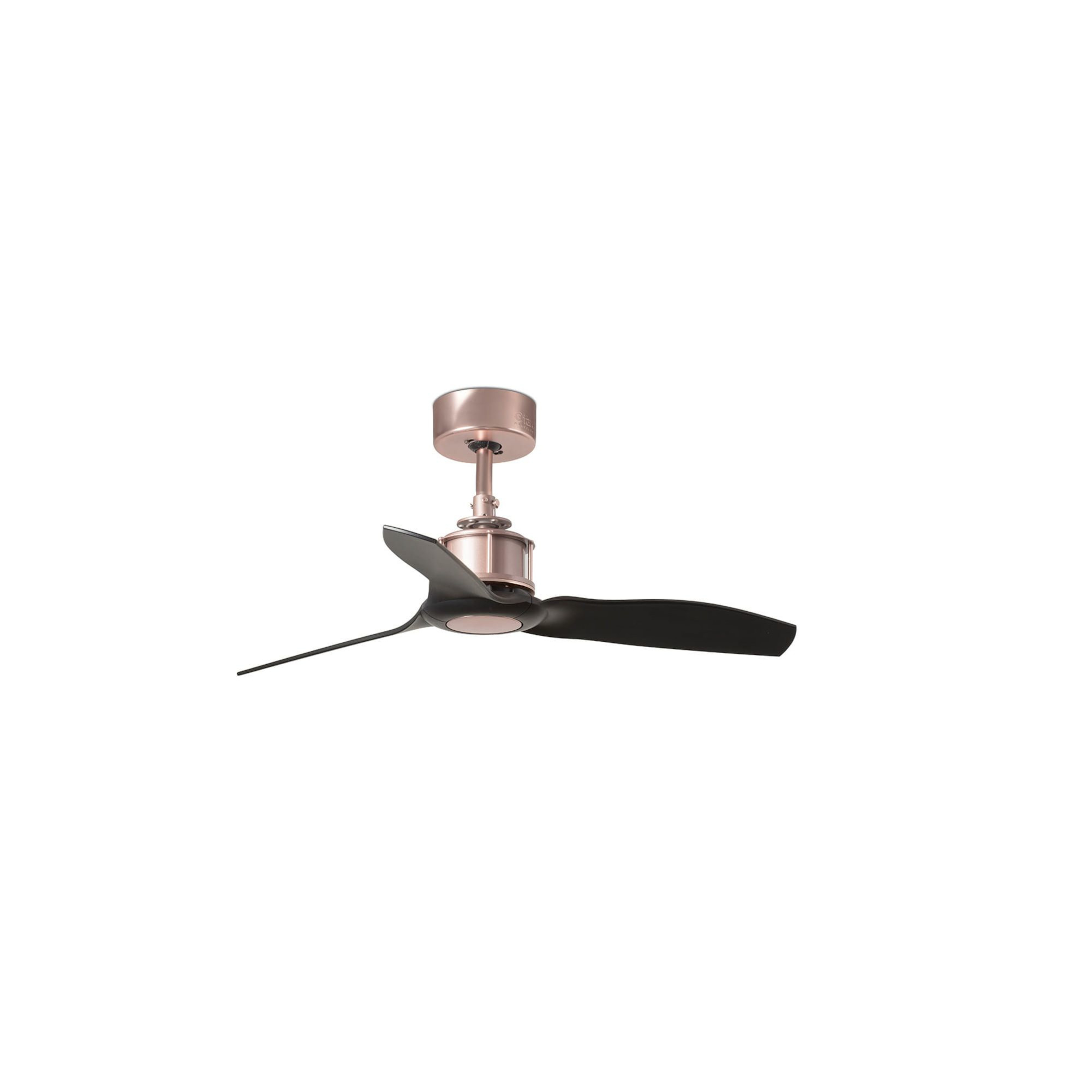 Ein Deckenventilator mit roségoldenem Finish und schwarzen Flügeln vor weißem Hintergrund.