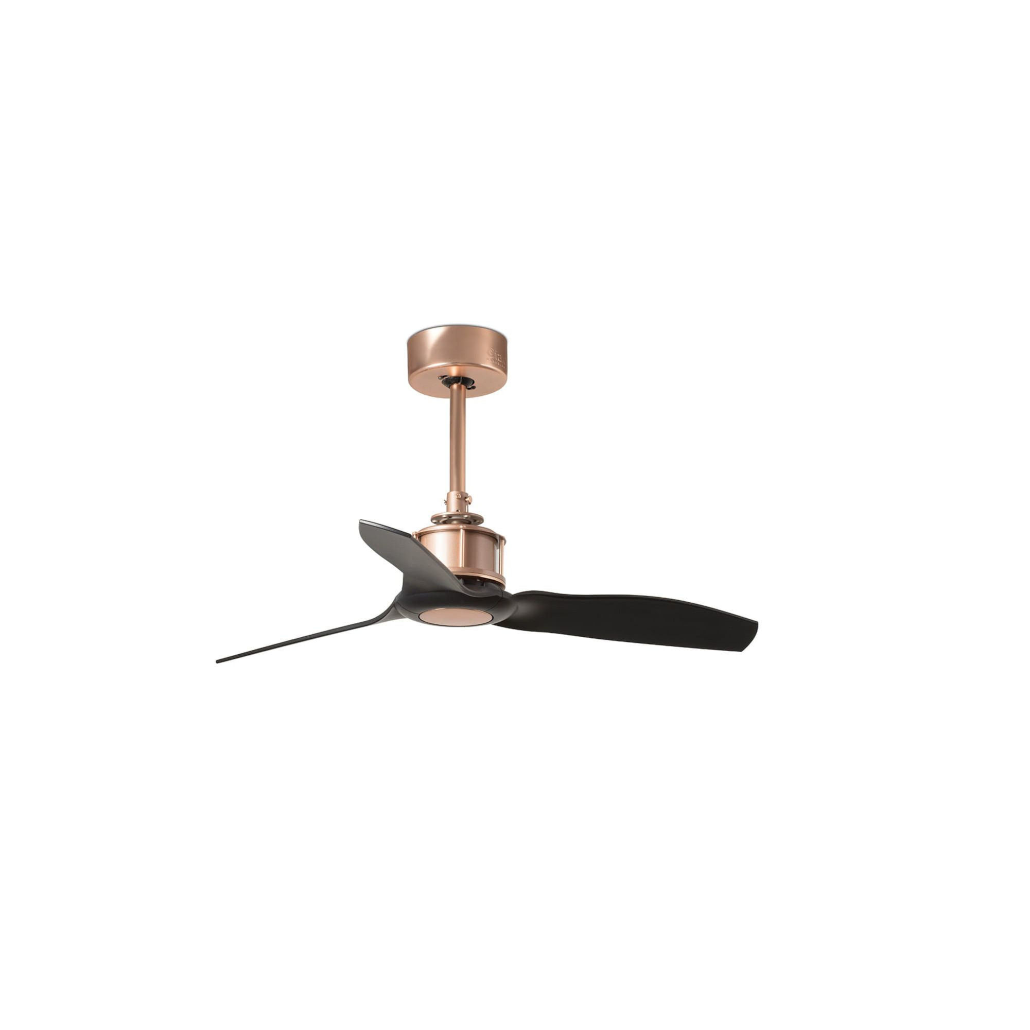 Ein roségoldener Deckenventilator mit schwarzen Flügeln, isoliert auf weißem Hintergrund.