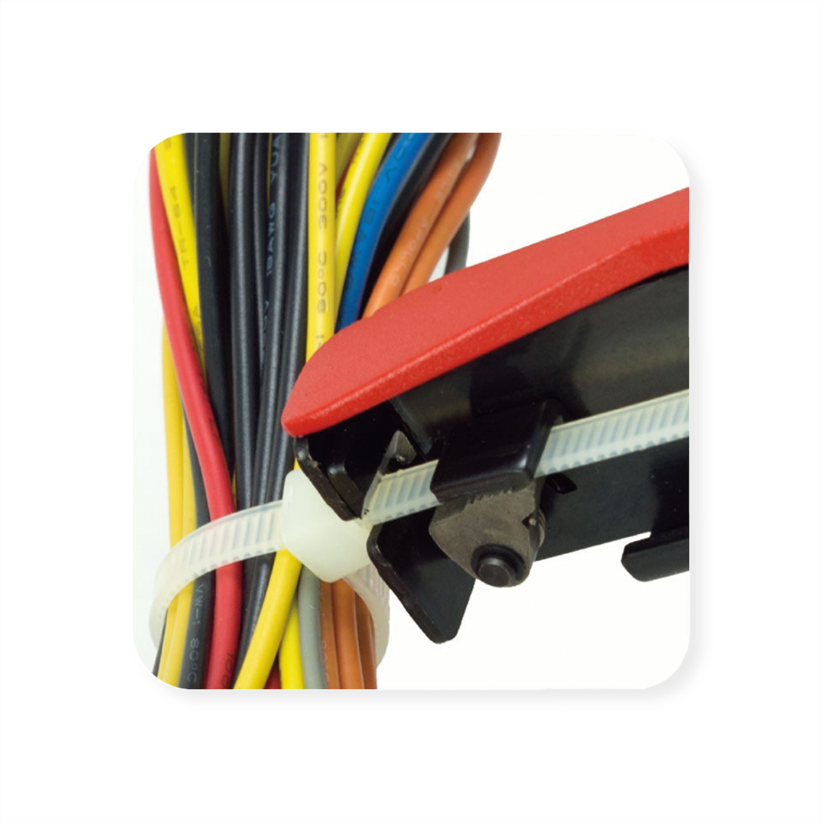 Een draadstripper die een bundel kleurrijke draden snijdt. De tool is rood en zwart. Draden zijn geel, blauw, rood, enz.
