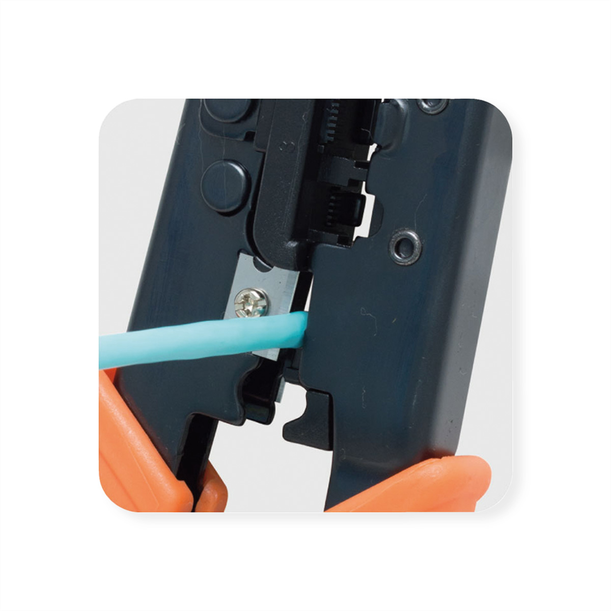 Nahaufnahme eines Werkzeugs, das ein blaues Kabel schneidet. Oranger Griff, schwarzer Teil.