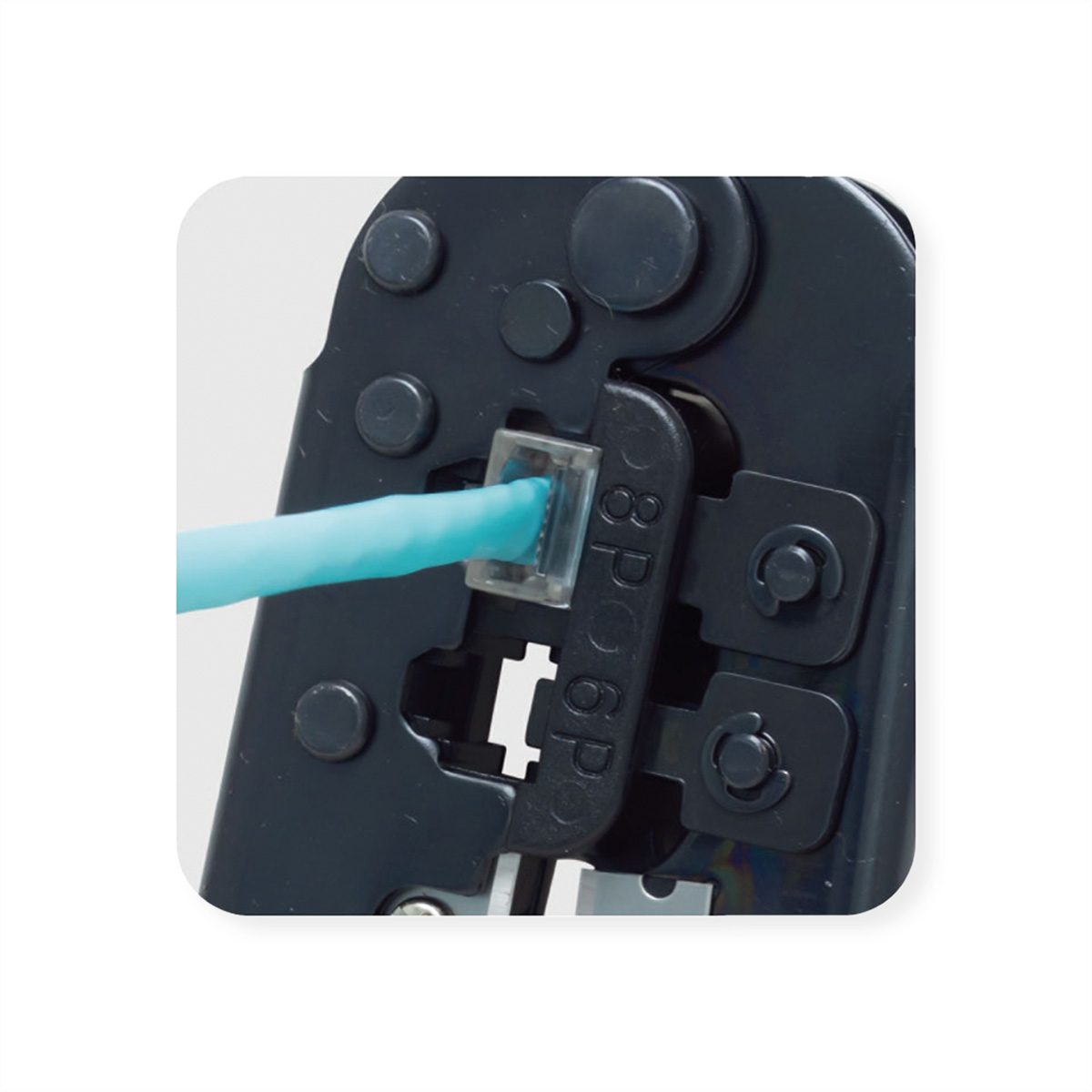 Crimpzange mit blauem Kabel darin. Das Werkzeug ist schwarz und hat einen weißen Hintergrund.