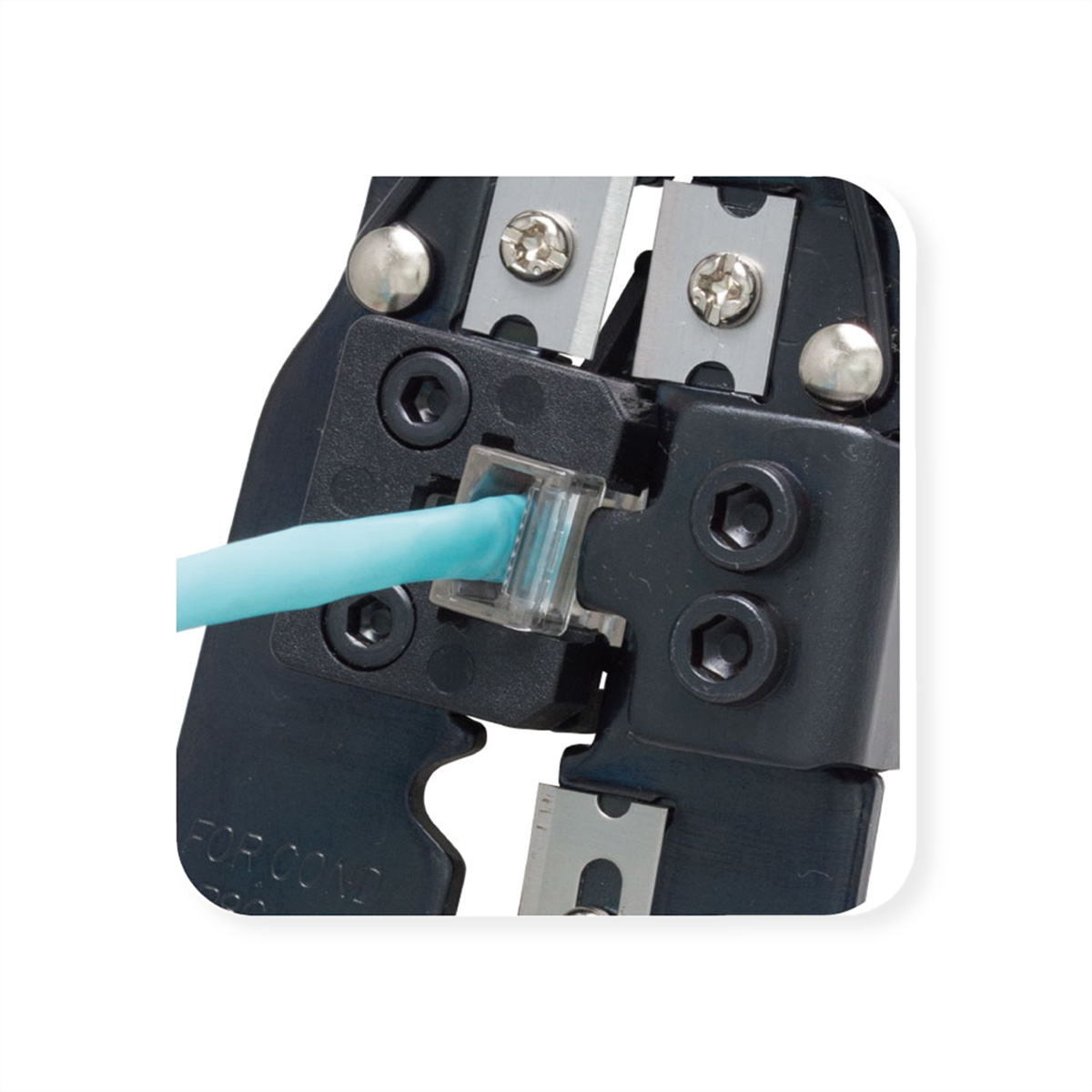 Netzwerkkabel-Crimpzange mit einem blauen Kabel. Das Werkzeug ist schwarz und silber.
