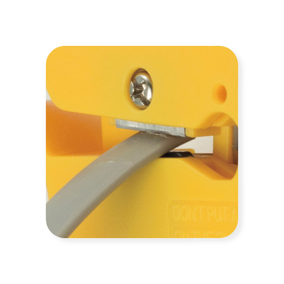 Ein gelbes Werkzeug schneidet ein graues Kabel. Eine Schraube ist am Werkzeug sichtbar.