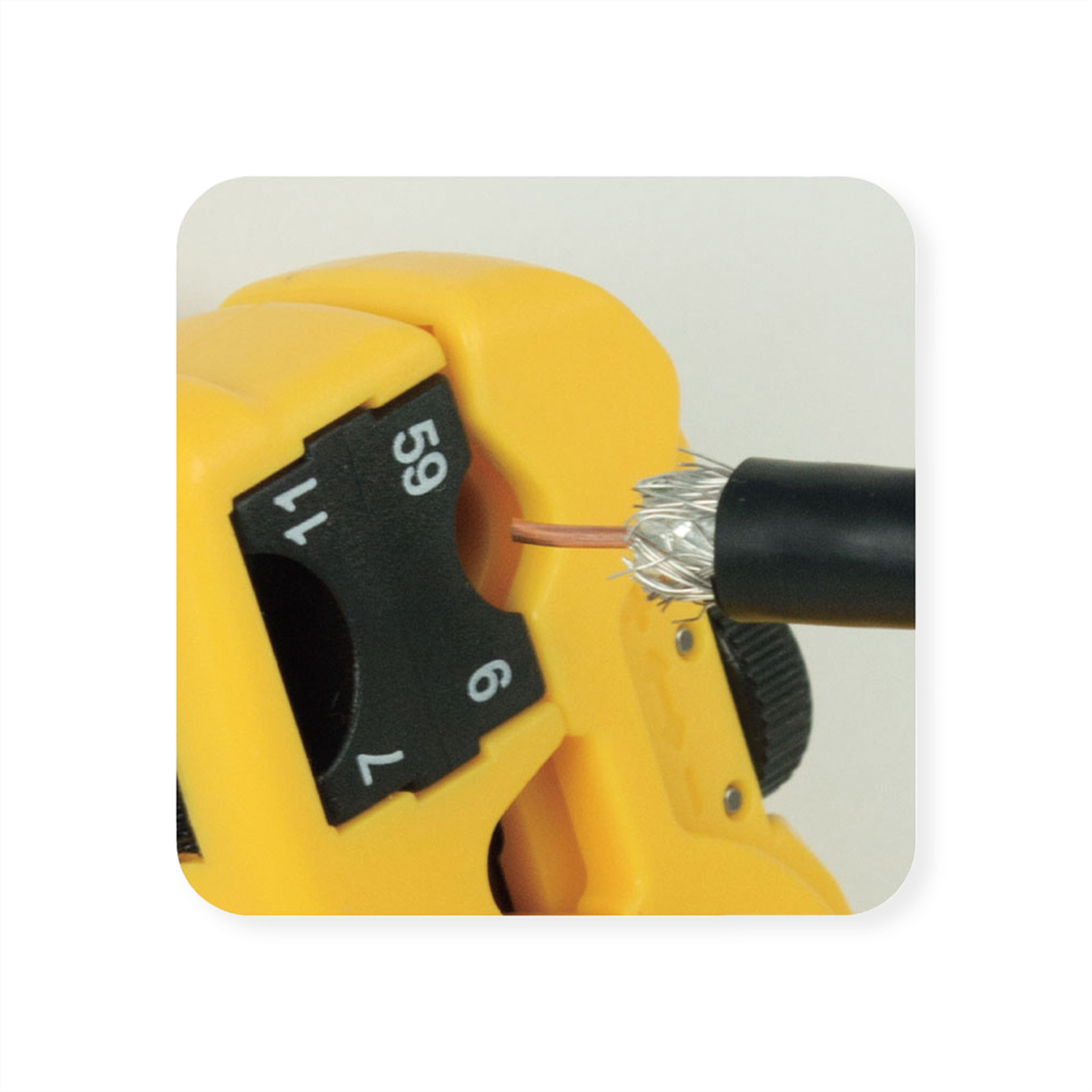 Ein gelbes Werkzeug schneidet ein schwarzes Kabel mit freiliegendem Kupferdraht. Zahlen sind auf dem Werkzeug.