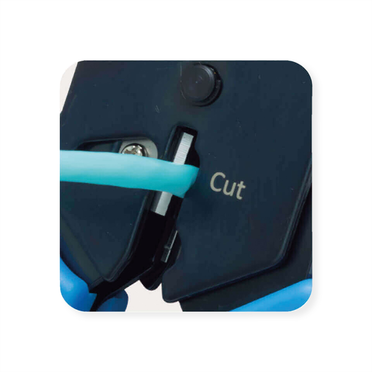 Nahaufnahme eines blau-schwarzen Crimpwerkzeugs, das ein blaues Kabel schneidet. Das Wort 'Cut' ist sichtbar.