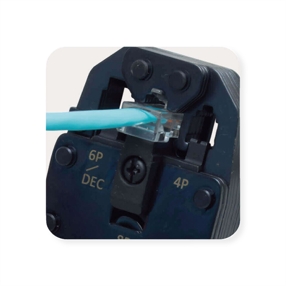 Crimpzange presst ein blaues Ethernet-Kabel, mit 6P- und 4P-Markierungen, auf hellem Hintergrund.