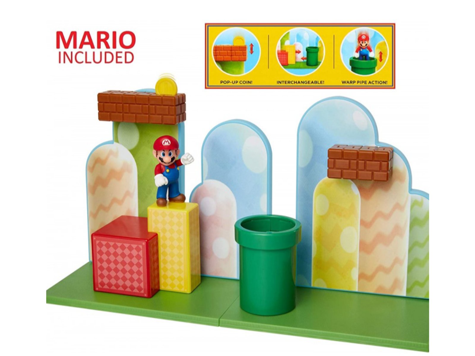 Un juego de Super Mario con la figura de Mario, bloques de interrogación y un tubo verde.
