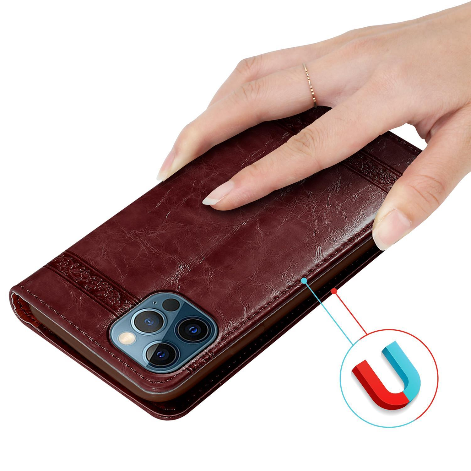 Una mano che tiene una custodia marrone sopra un telefono, con un simbolo magnetico.