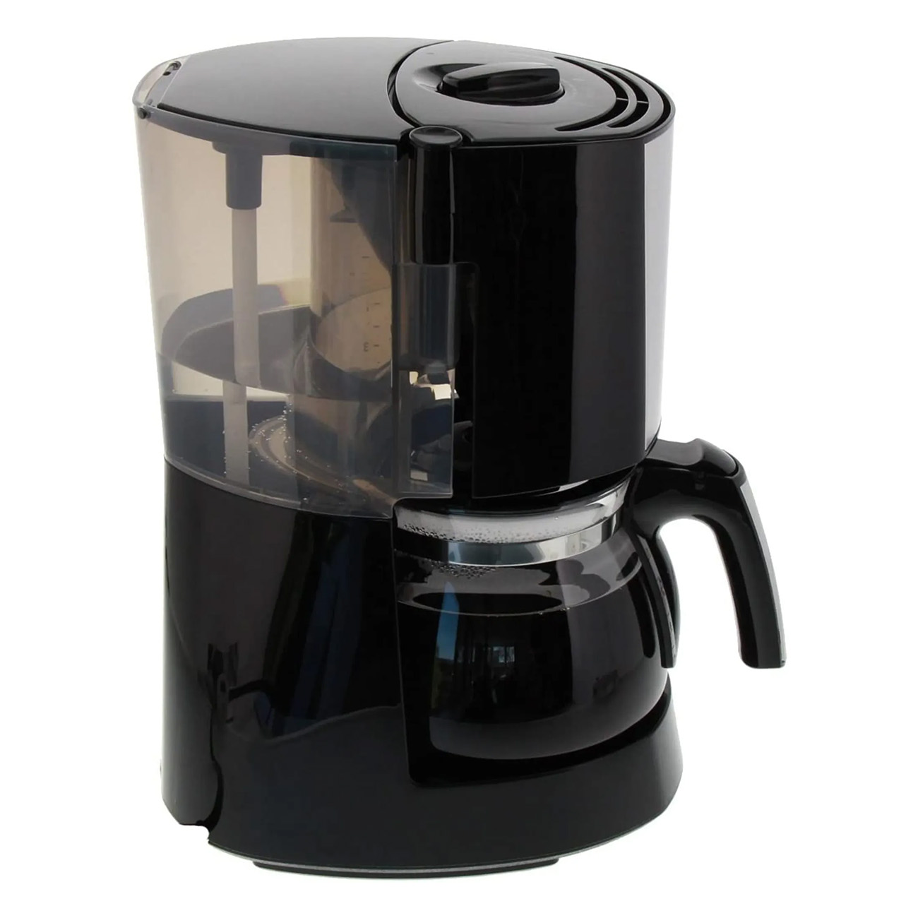 Czarny ekspres do kawy na białym tle. Przezroczysty zbiornik na wodę, szklany dzbanek i czarny uchwyt.
