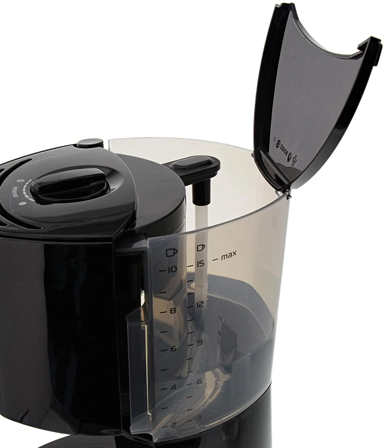 Zbliżenie czarnego ekspresu do kawy z przezroczystym zbiornikiem na wodę pokazującym poziom wody.