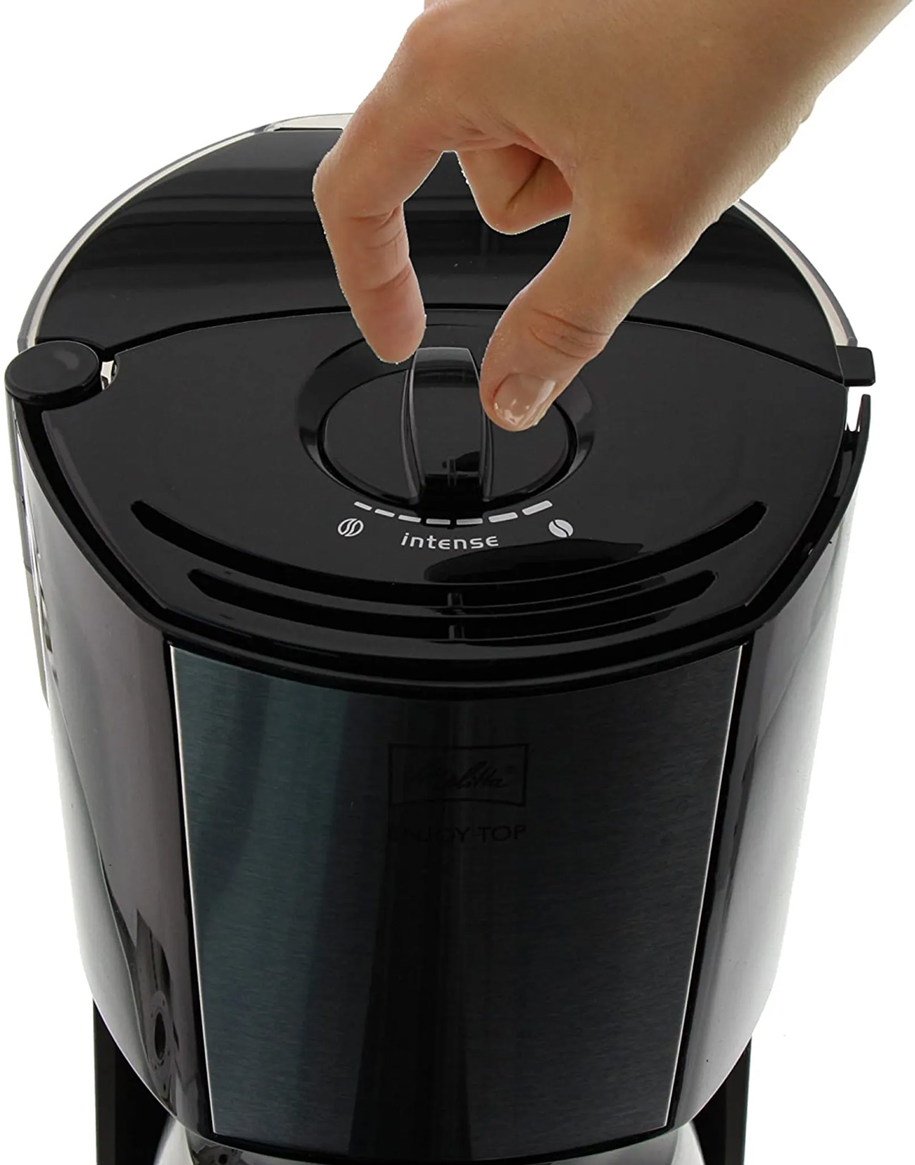 Ręka regulująca pokrętło intensywności w czarnym ekspresie do kawy Melitta. Widoczne słowo "intense".