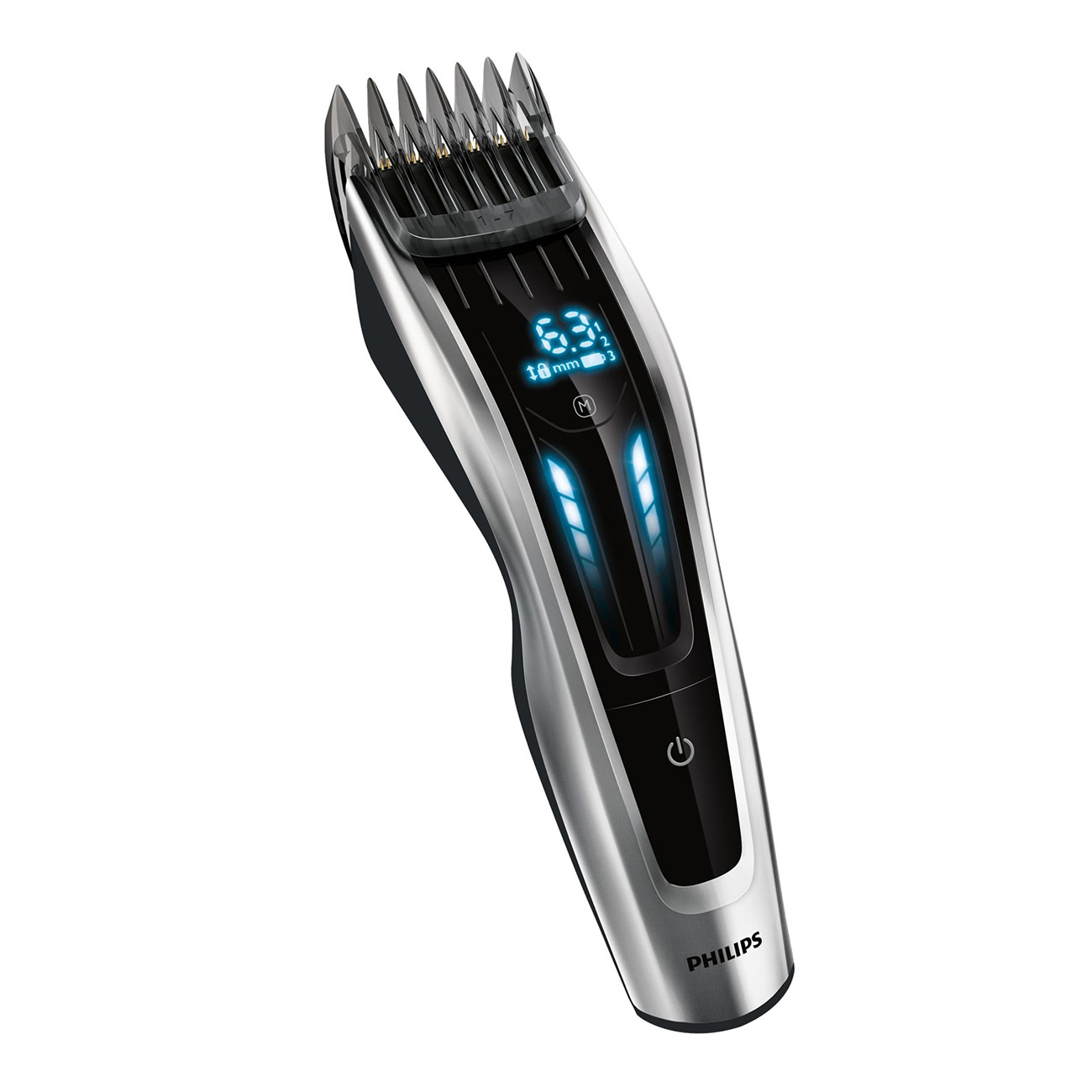 Una cortadora de cabello plateada y negra. Tiene una pantalla digital y la cuchilla es visible. La cortadora está sobre blanco.