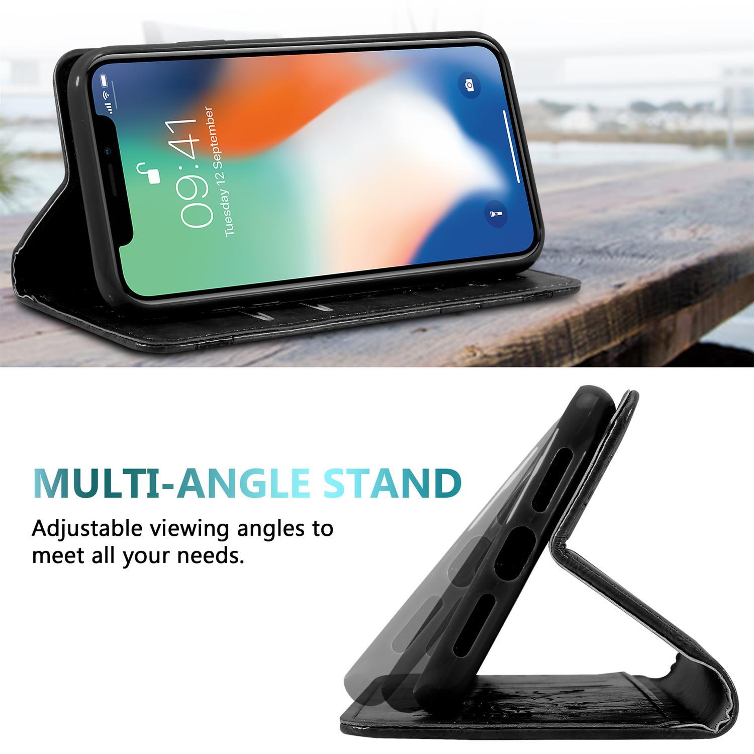 Ein schwarzes Telefon in einer Hülle, die geöffnet und zum Betrachten abgewinkelt ist. Das Telefon liegt auf einem Tisch.