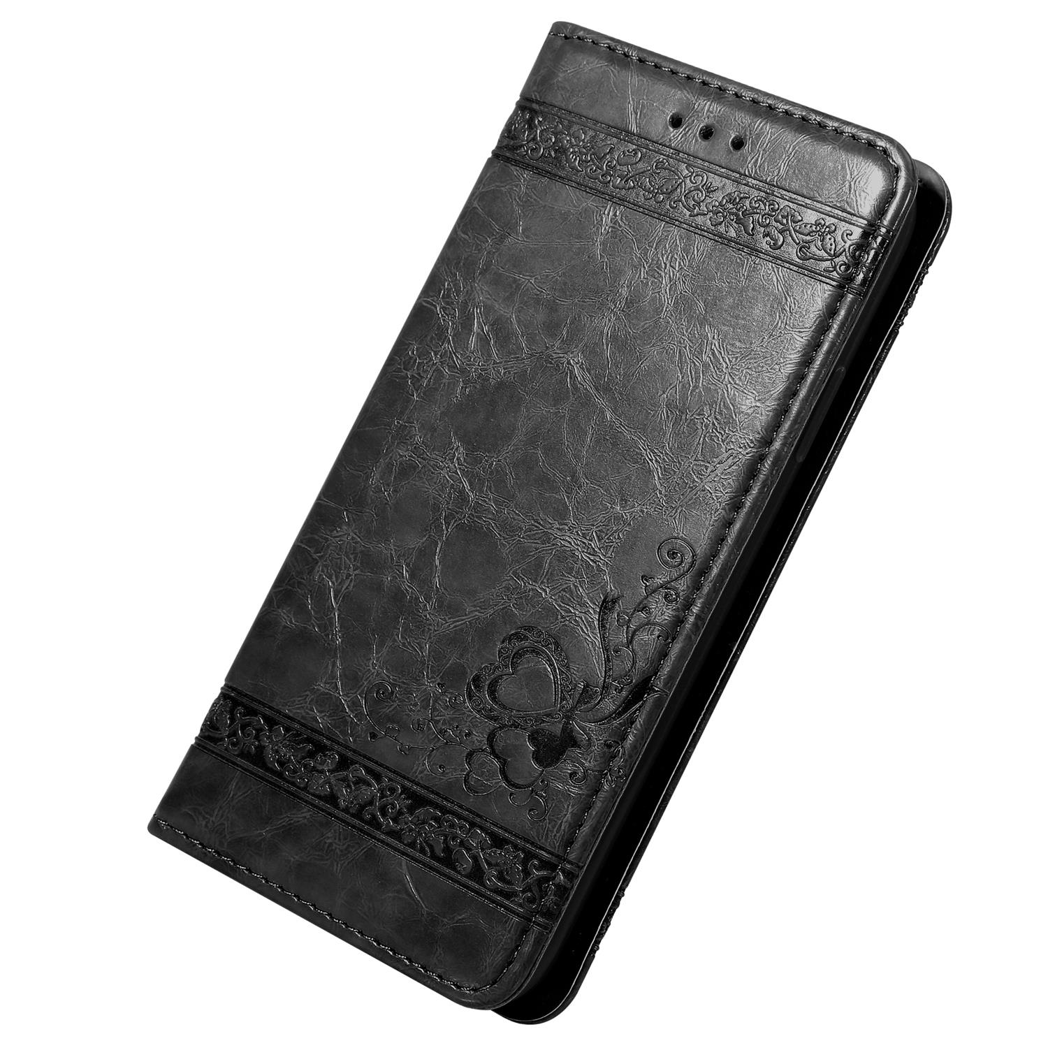 Eine schwarze Handyhülle mit floralem Design und Magnetverschluss. Das Design ist geprägt und die Hülle ist geschlossen.