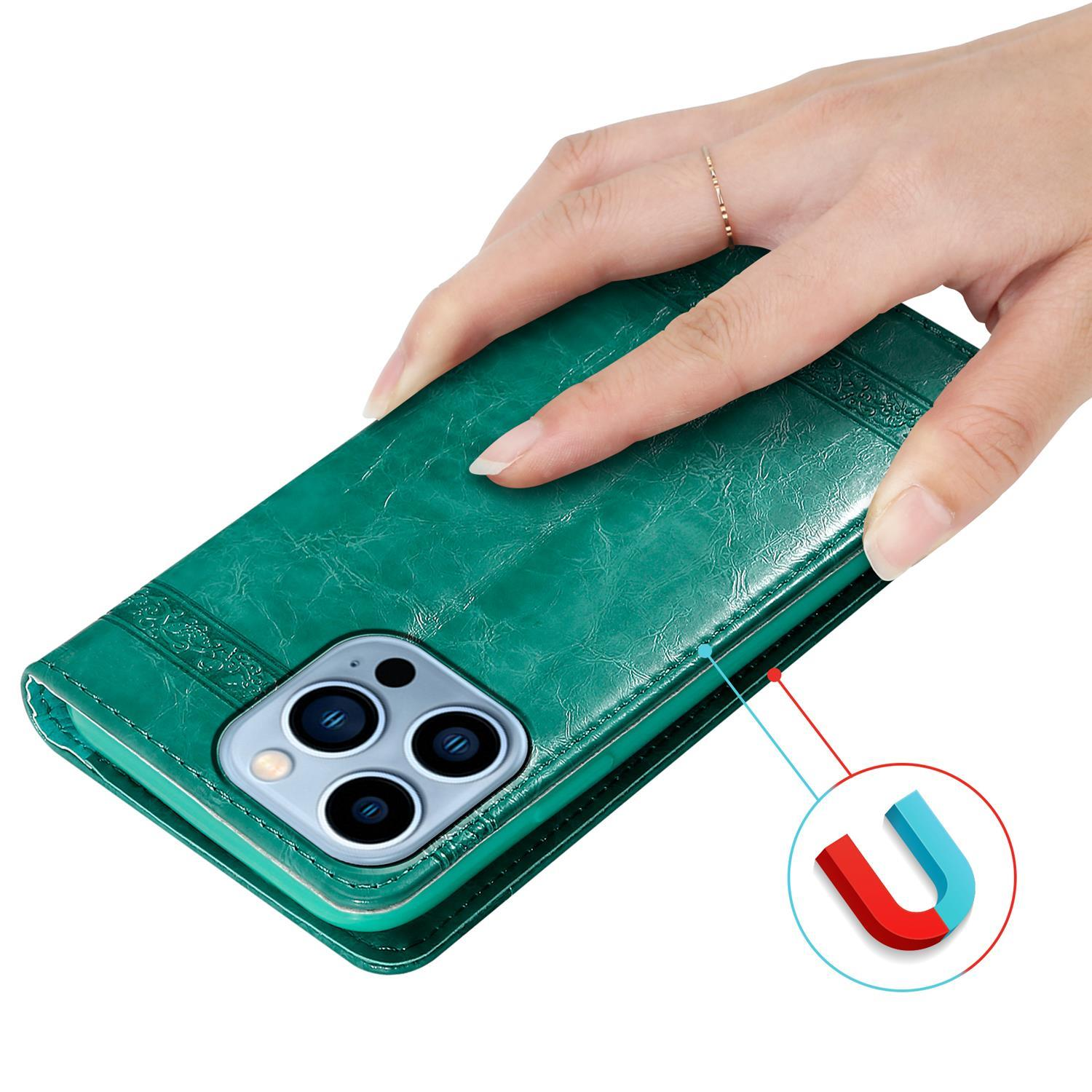 Hand hält eine grüne Leder-Handyhülle, daneben befindet sich ein Magnet-Symbol.