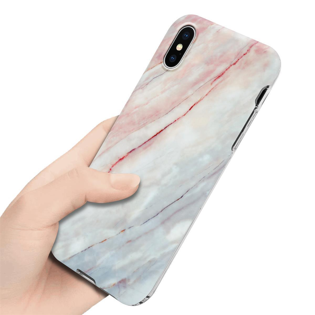 Mano che tiene una custodia per telefono con design marmorizzato. La custodia è chiara con venature rosse.