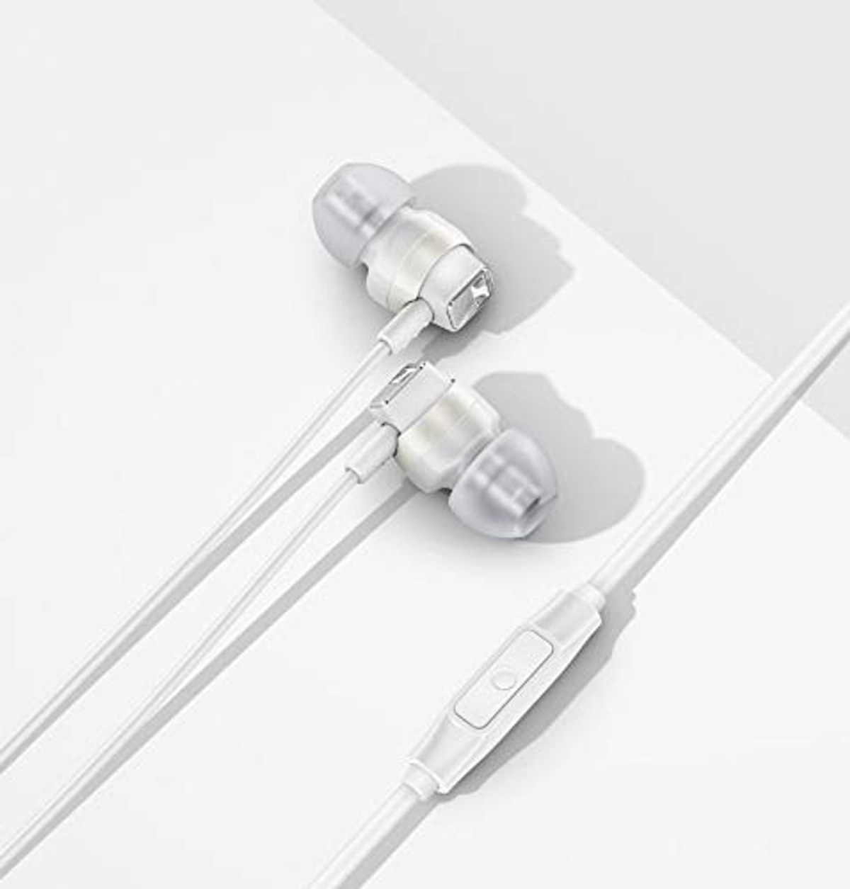 Weiße In-Ear-Kopfhörer mit Steuertaste. Die Kopfhörer liegen auf weißem Untergrund, minimalistischer Stil.