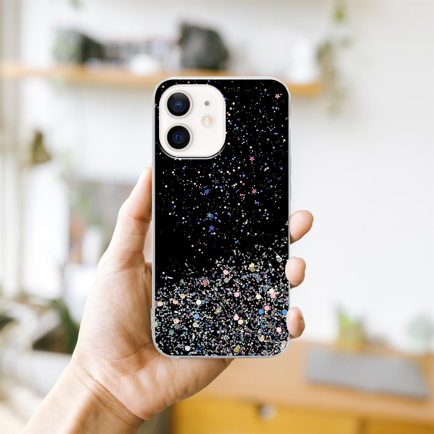 Hand hält Handy mit schwarzer Glitzerhülle mit verschiedenen Farben.