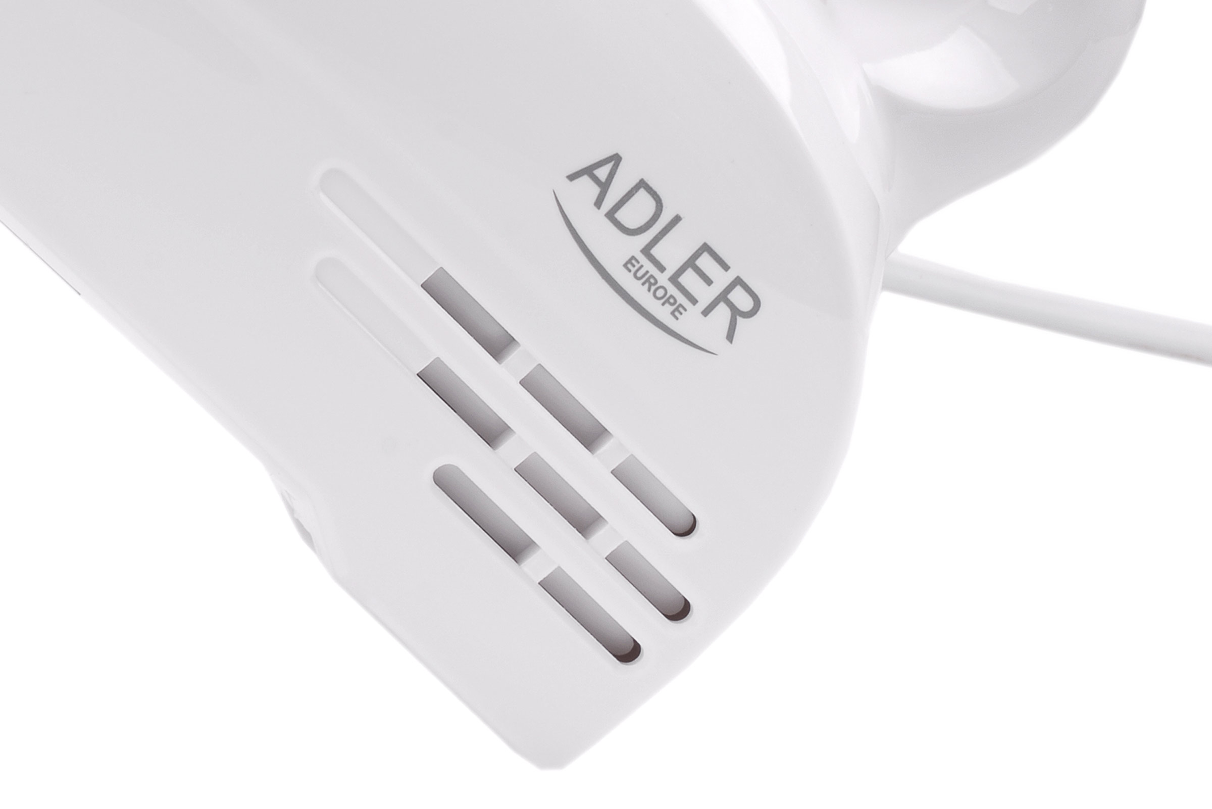 Primer plano de un secador de pelo blanco. La boquilla tiene ranuras y el nombre de la marca ADLER EUROPE.
