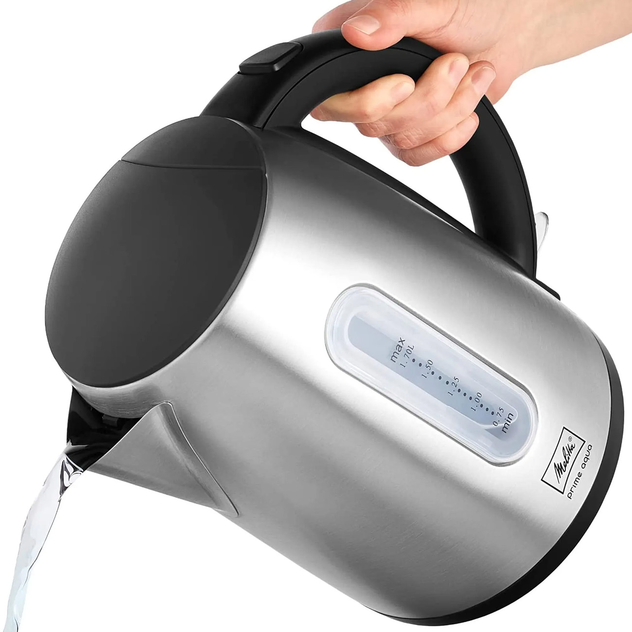 Ein silberner Wasserkocher mit schwarzem Griff, der Wasser ausgießt. Eine Hand hält den Griff und die Wasserstandsanzeige.