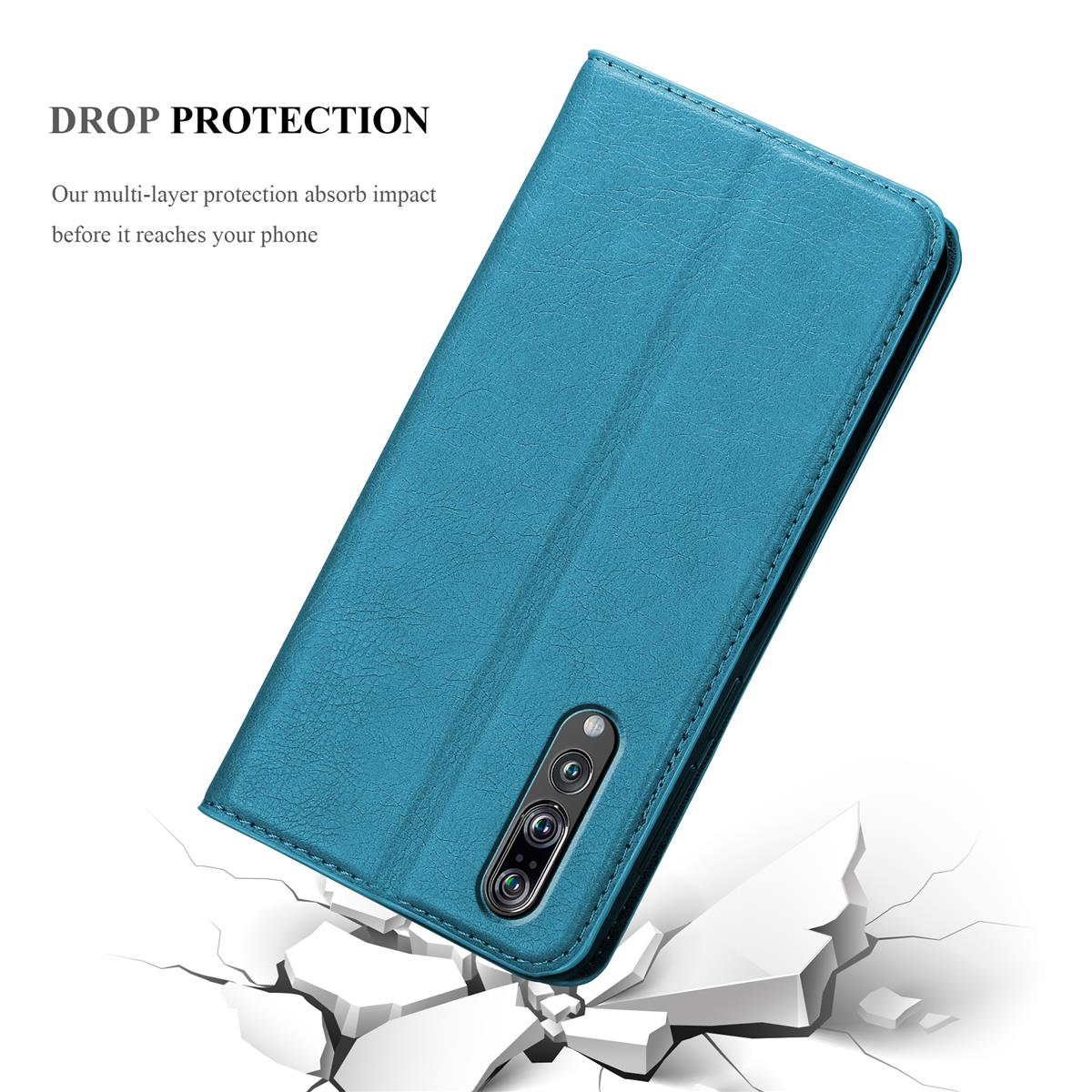 Blaue Handyhülle mit Telefon darin. Das Telefon liegt auf zerbrochenem Untergrund.